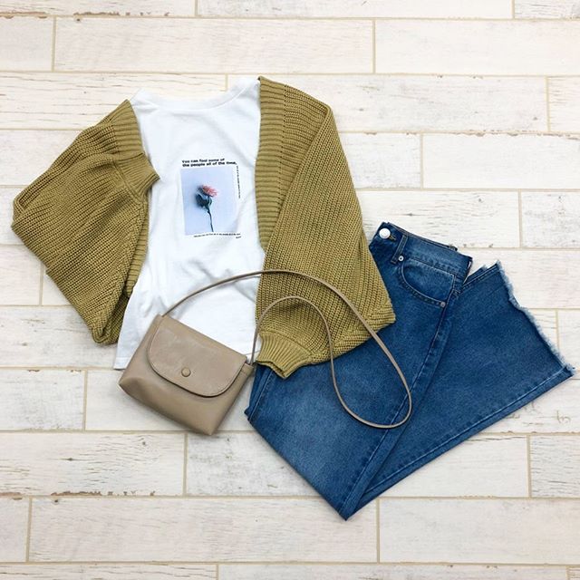 .﻿【#レトロガールでおうち時間 コーデ】﻿﻿﻿?RP080012T020﻿ ドルマンショートカーデ﻿▷¥2,900+tax﻿﻿?RM056011C0061﻿ フォトロゴプリントTee﻿▷¥1,900+tax﻿﻿ ?RP034832A0002﻿ セミフレアデニムPT﻿▷¥2,900+tax﻿﻿?RS080043B000﻿フラップミニショルダー﻿▷¥1,900+tax﻿(オンライン近日入荷予定)﻿﻿﻿皆様も #レトロガールでおうち時間 で﻿可愛いお写真を投稿して下さい﻿﻿﻿#retrogirl#retrogirl2020ss﻿#レトロガール#レトロガールコーデ﻿#フォトtシャツ#フォトプリントtシャツ