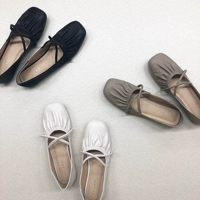 .﻿【new arrival】﻿﻿?RS053242T000 クロスギャザーバレエ﻿▷¥2,300+tax ﻿(店舗入荷中.オンライン近日入荷予定)﻿﻿﻿∥color∥﻿white / brown / black﻿﻿size: M.L﻿﻿﻿#retrogirl#retrogirl2020ss﻿#レトロガール#レトロガールコーデ﻿#バレエシューズ#ギャザーバレエシューズ