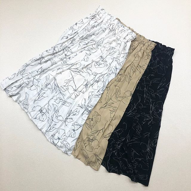 .﻿【new arrival】﻿﻿?RS056231G002﻿ラインフラワープリーツSK﻿▷¥2,900+tax﻿(オンライン.ZOZOTOWN入荷中)﻿﻿∥color∥﻿white / brown / black﻿model:154cm﻿﻿﻿#retrogirl#retrogirl2020ss﻿#レトロガール#レトロガールコーデ﻿﻿#ラインフラワースカート#柄プリーツスカート
