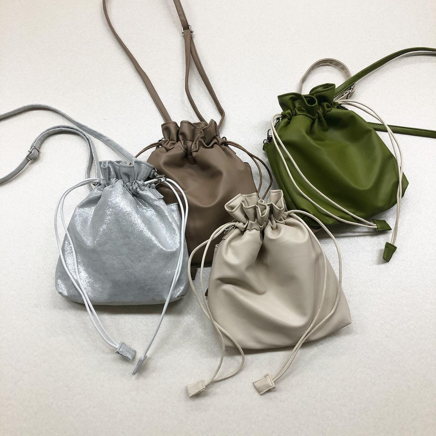 .﻿【new arrival】﻿﻿?RE080043B001﻿ショルダー巾着BAG﻿▷¥1,900+tax﻿(今週店舗入荷　オンライン入荷中)﻿﻿∥color∥﻿silver / white / green / brown﻿﻿ショルダー紐はセットでついており﻿お好みで変えて頂けます﻿﻿﻿#retrogirl_style#retrogirl2020ss﻿#レトロガール#レトロガールコーデ﻿#巾着バッグ#ショルダー巾着バッグ