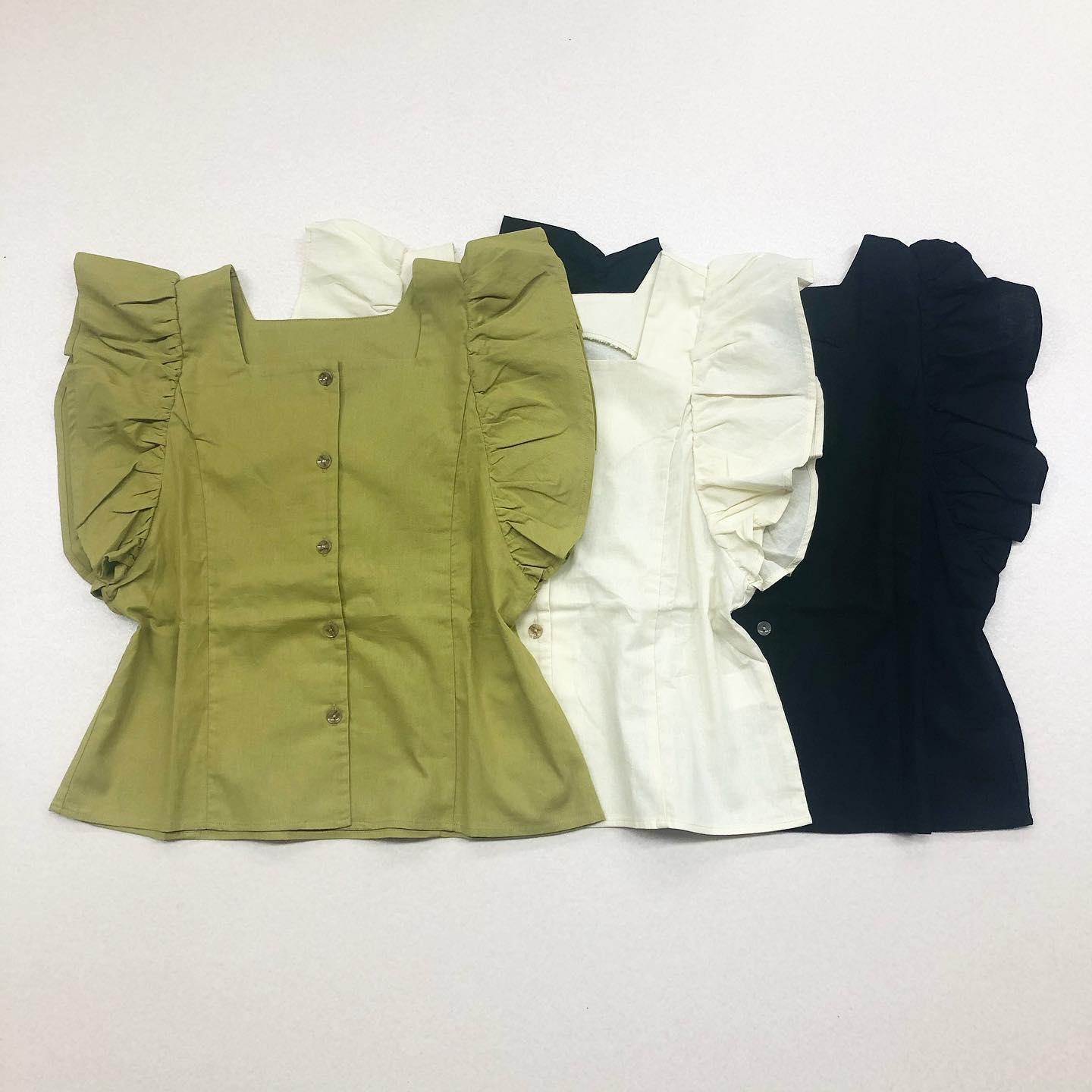 .﻿【new arrival】﻿﻿?RL019423G001袖フレア前ボタンBL▷¥1,900+tax﻿(今週店舗入荷　オンライン近日入荷予定)﻿﻿∥color∥﻿greenyellow / white / black﻿﻿﻿﻿#retrogirl_style#retrogirl2020ss﻿#レトロガール#レトロガールコーデ﻿#袖フレアブラウス#袖フレアトップス