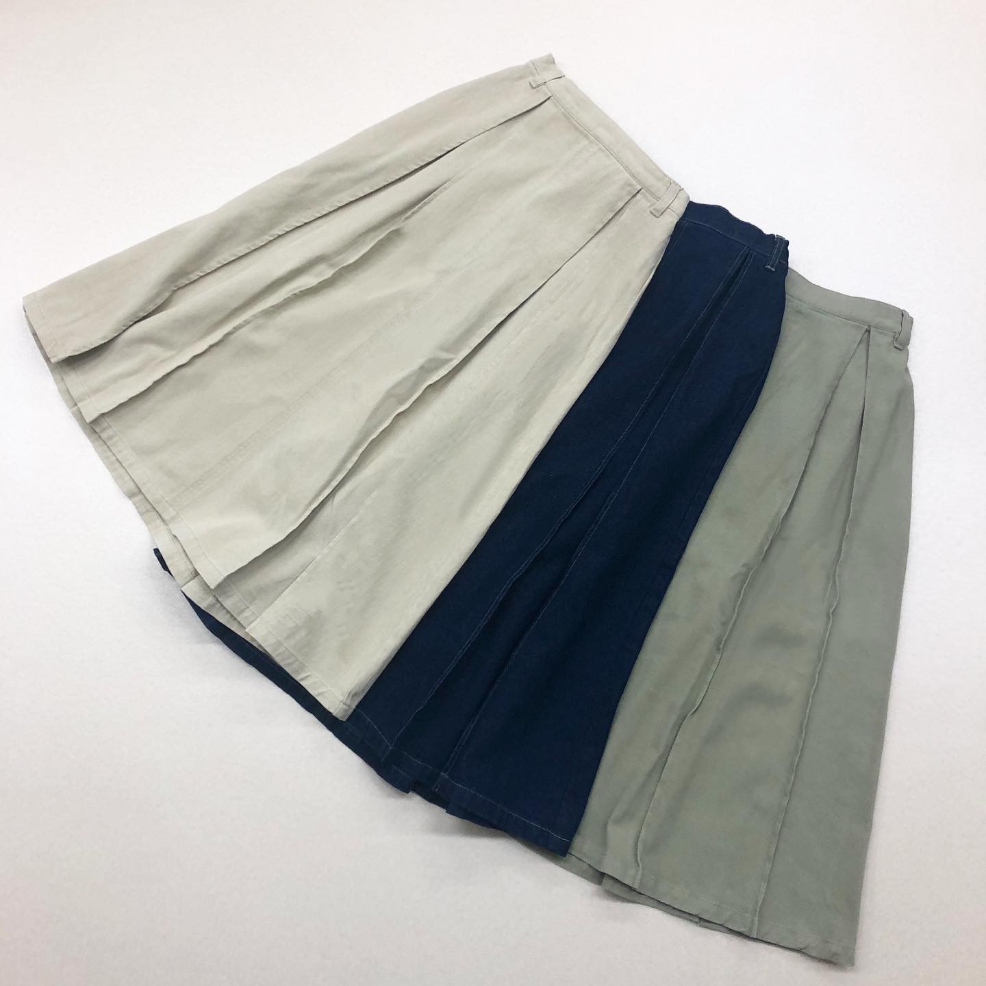 .﻿【new arrival】﻿﻿﻿?RM019431T001デニムボックスロングSK﻿▷¥3,500+tax﻿(店舗.オンライン入荷中)﻿﻿∥color∥﻿ivory / denim / green﻿﻿﻿model:157cm﻿﻿#retrogirl_style#retrogirl2020ss﻿#レトロガール#レトロガールコーデ﻿#デニムスカート#ボックススカート