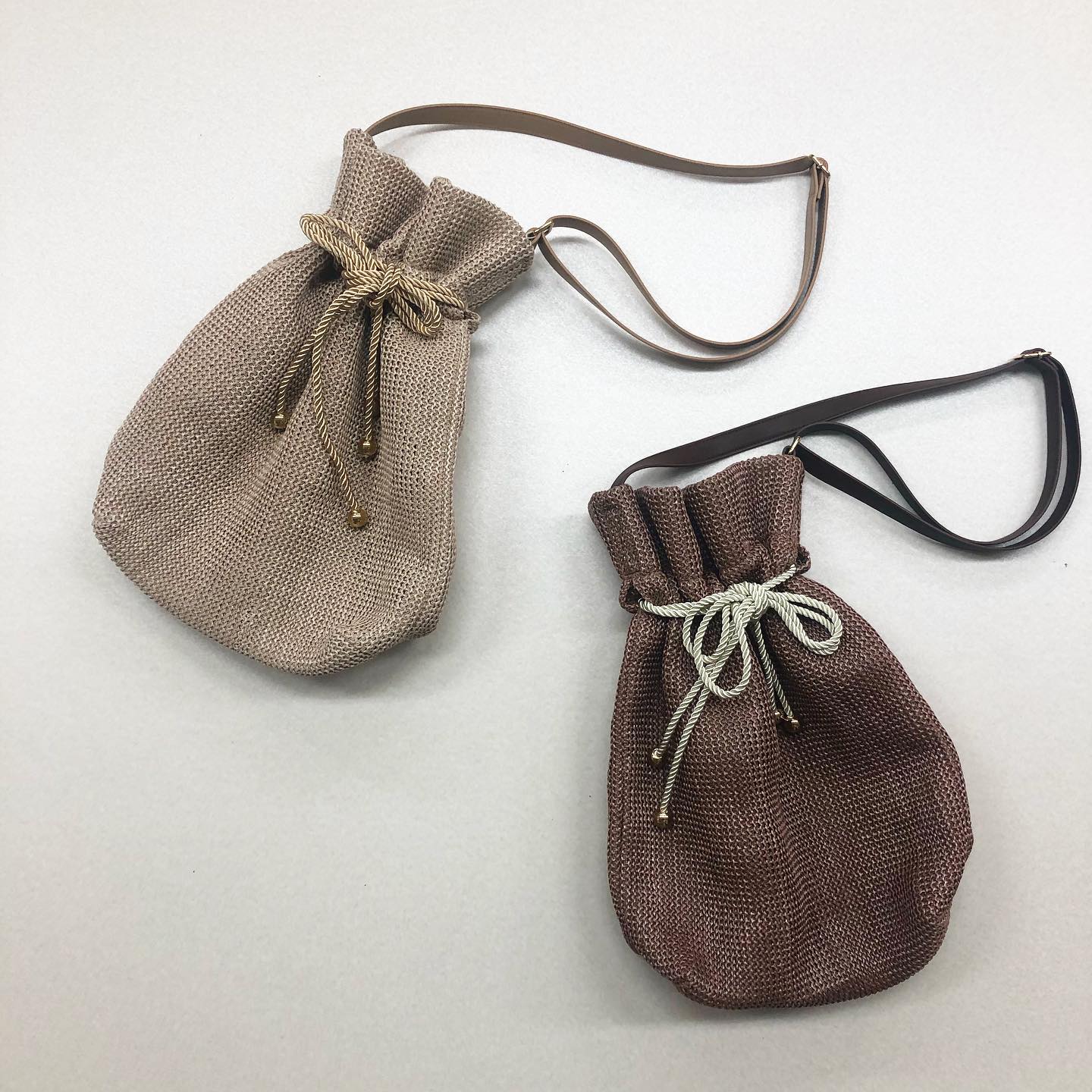 .﻿【new arrival】﻿﻿?RS056443N001﻿ペーパー巾着BAG﻿▷¥2,900+tax﻿(店舗入荷中　オンライン近日入荷予定)﻿﻿∥color∥﻿beige / brown﻿﻿﻿﻿﻿#retrogirl_style#retrogirl2020ss﻿#レトロガール#レトロガールコーデ﻿#巾着バッグ#ペーパーバッグ