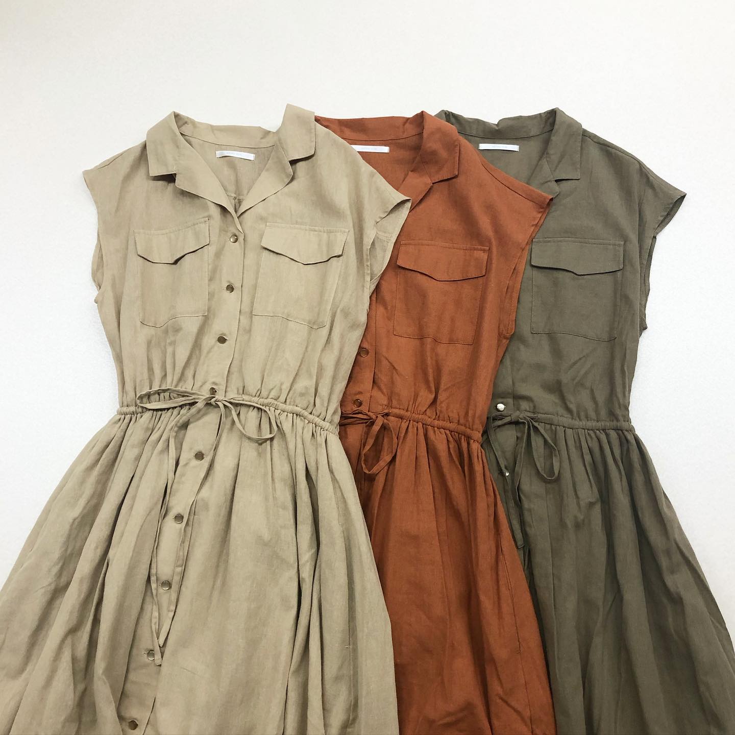 .﻿【hit item】﻿﻿﻿?RL055822B001開襟ドロストOP﻿▷¥2,900+tax﻿(店舗.オンライン入荷中)﻿﻿∥color∥﻿beige / orange / green﻿﻿model:157cm﻿﻿#retrogirl_style#retrogirl2020ss﻿#レトロガール#レトロガールコーデ﻿#開襟ワンピース#カラーワンピース