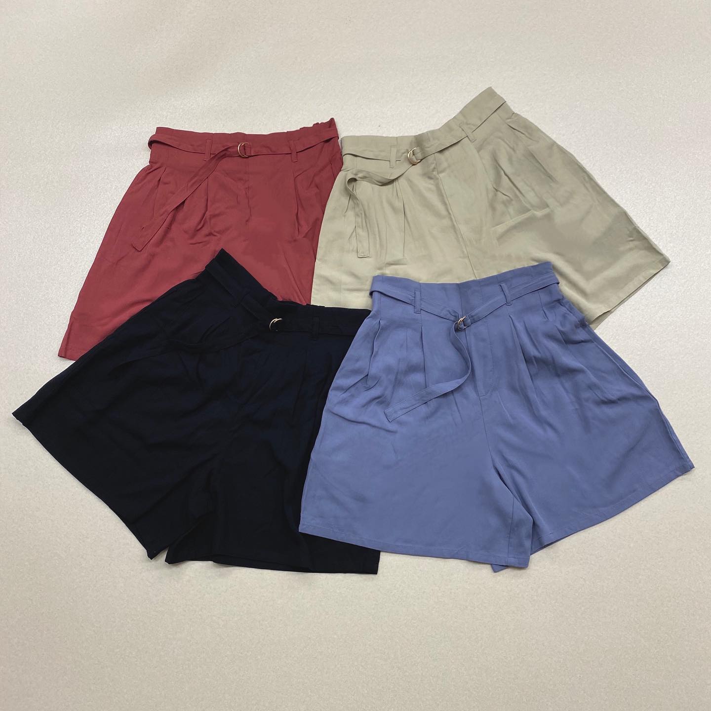 .【new arrival】﻿﻿﻿?RE080032B002テンセルSPT▷¥2,500+tax﻿(店舗今週入荷.オンライン近日入荷予定)﻿﻿∥color∥﻿L-beige / D-orange / blue / black﻿﻿model:157cm﻿﻿#retrogirl_style#retrogirl2020ss﻿#レトロガール#レトロガールコーデ﻿#ショートパンツ#カラーショートパンツ#セットアップ#セットアップコーデ