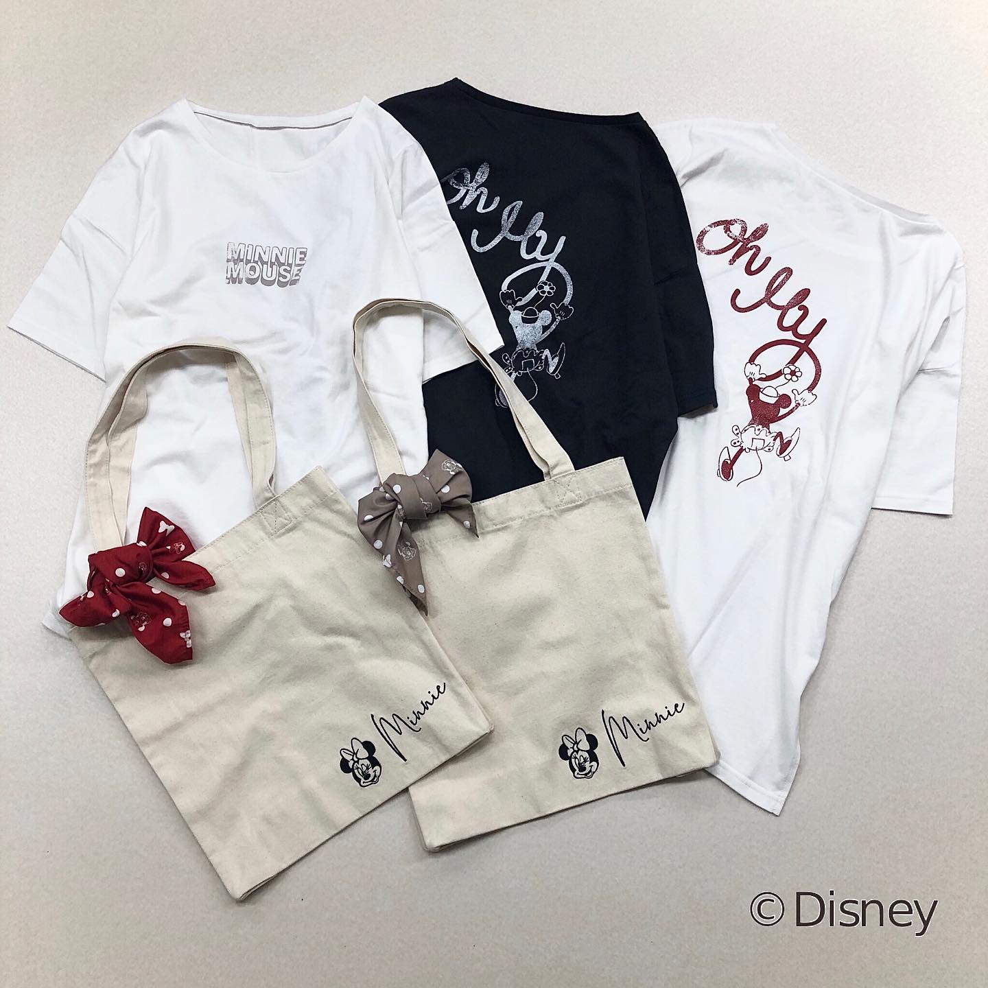 .﻿【 Minnie Mouse item  先行販売 】﻿﻿?RE052411S001﻿ 〈Minnie Mouse〉Tee﻿▷¥2,500+tax﻿﻿?RE052443S001﻿ 〈Minnie Mouse〉スカーフsetトート﻿▷¥1,900+tax﻿﻿こちらの2アイテムを新宿ルミネエスト店にて﻿7/21(火)より先行販売致します﻿﻿発売までの期間、新宿ルミネエスト店にて﻿お取り置きを承っておりますので詳しくは﻿新宿ルミネエスト店 @retrogirl_labo_lumineest に﻿お問い合わせ下さいませ﻿﻿﻿7/21(火)以降にレトロガールオンラインでも﻿先行販売を実施を予定しております(※他店舗での販売開始は8月頃を予定しております)その際はストーリーズ等でお知らせ致しますのでご確認下さいませ﻿﻿﻿#retrogirl_style #Disney #minnie #minniemouse#レトロガール#レトロガールコーデ#ディズニー#ミニー#ミニーマウス