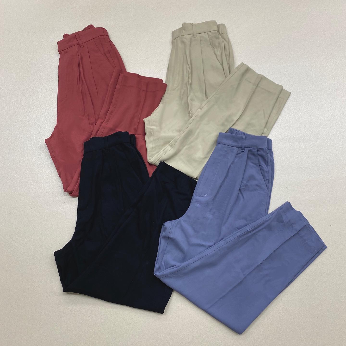 .【new arrival】﻿﻿﻿?RE080032B001テンセルテーパードPT▷¥2,900+tax﻿(店舗今週入荷.オンライン近日入荷)﻿﻿∥color∥﻿L-beige / D-orange / blue / black﻿﻿model:157cm﻿﻿#retrogirl_style#retrogirl2020ss﻿#レトロガール#レトロガールコーデ﻿#テーパードパンツ#カラーテーパードパンツ#セットアップ#セットアップコーデ