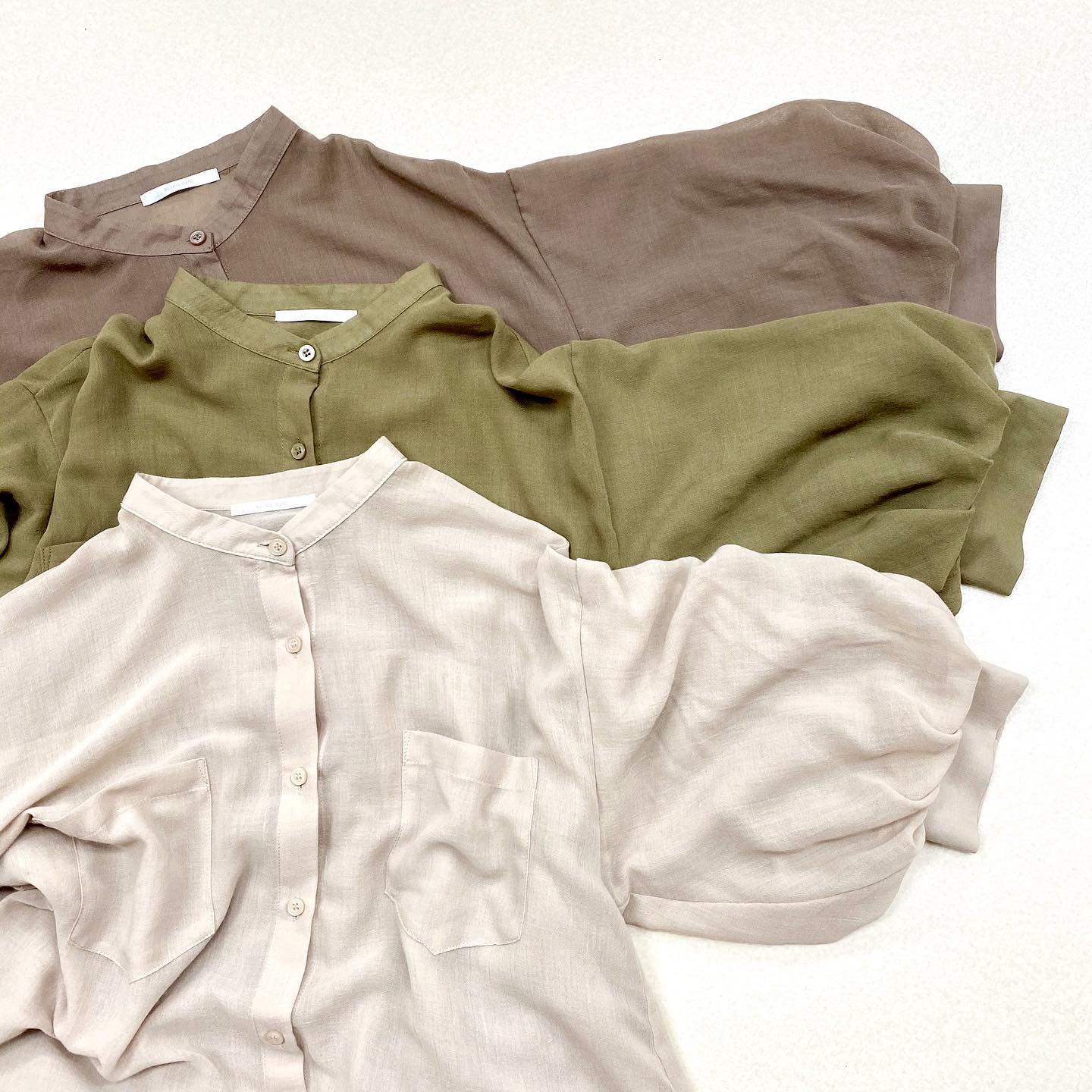 .【new arrival】﻿﻿﻿? RS055822T001袖バルーンバンドカラーワンピース▷¥3,900+tax﻿(店舗.オンライン入荷中)﻿﻿∥color∥﻿white / D brown / L green model:161cm﻿#retrogirl_style#retrogirl2020ss﻿#レトロガール#レトロガールコーデ#ワンピ#ワンピース#ワンピースガウン#袖バルーン#袖ボリューム