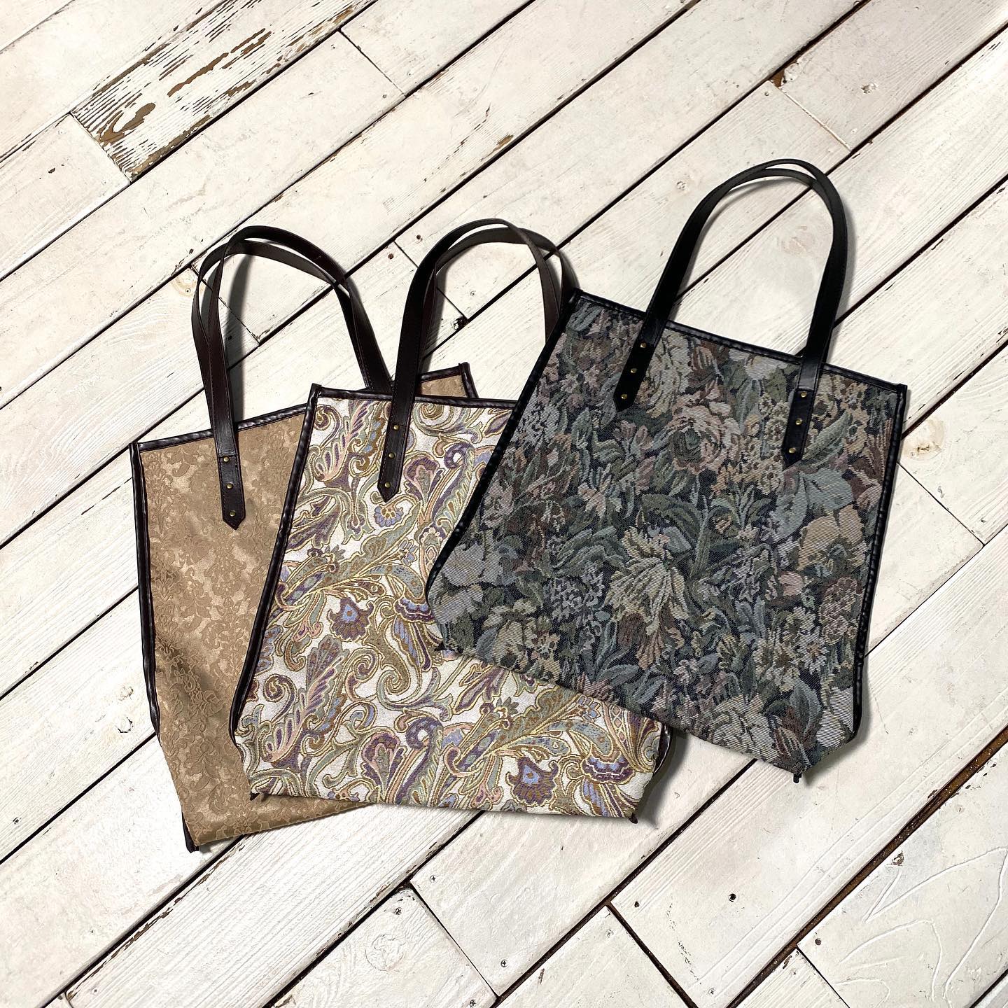 .【new arrival】﻿﻿﻿?RF080043T001柄ﾊﾟｲﾋﾟﾝｸﾞﾄｰﾄ▷¥2,500+tax﻿(店舗今週入荷.オンライン近日入荷予定)﻿﻿∥color∥﻿L brown / D brown / black ﻿#retrogirl_ootd#レトロガール#レトロガールコーデ#トレンドファッション#プチプラコーデ#パイピング#パイピングトート#トートバッグ#ゴブラン#ゴブラン柄#レースワンピ#フレアパンツ#刺繍ミュール#秋コーデ#秋小物