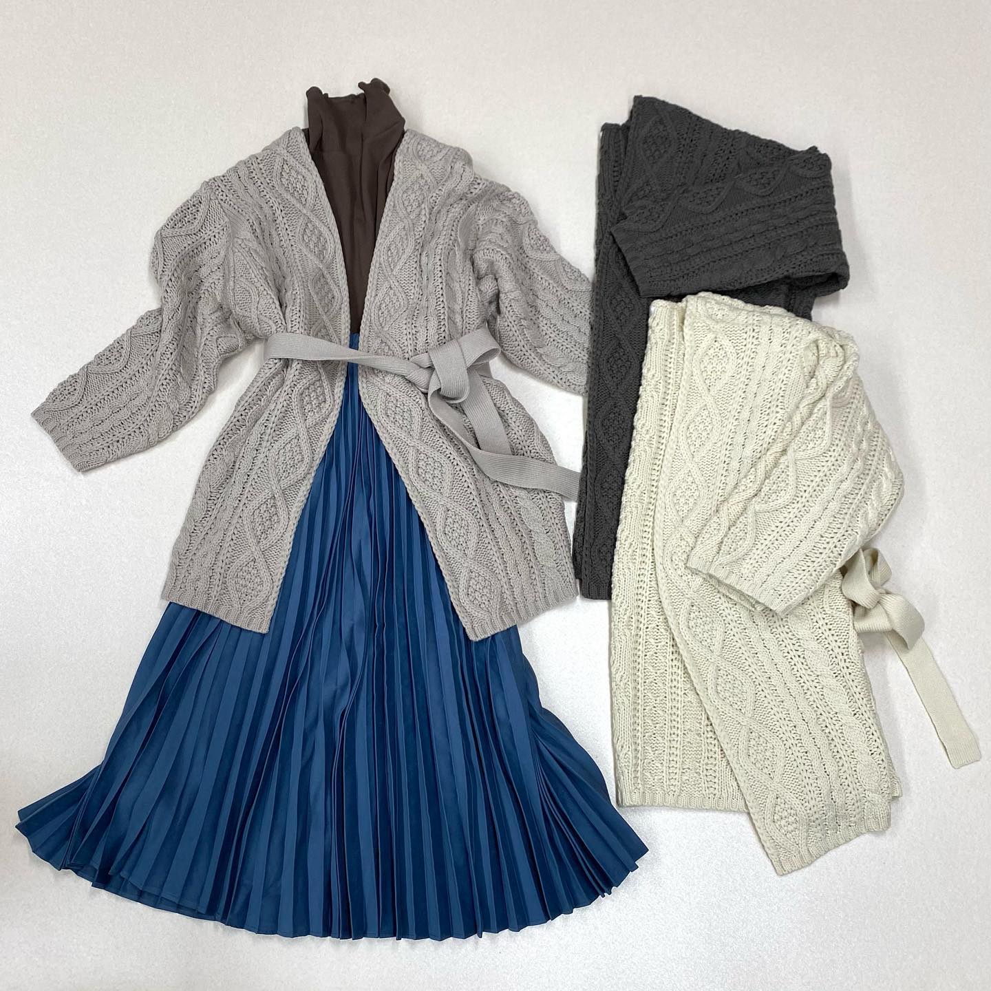 .【new arrival】﻿﻿﻿?RW080012B002ﾛｰｹﾞｰｼﾞｹﾞｰﾌﾞﾙｶｰﾃﾞ▷¥3,900+tax﻿(店舗来週入荷.オンライン近日入荷予定)﻿﻿∥color∥﻿ white / L grey / charcoalおしりまで隠れるｶｰﾃﾞｨｶﾞﾝ#おうち時間 にもおすすめ #retrogirl_ootd#レトロガール#レトロガールコーデ#トレンドファッション#プチプラコーデ#ケーブル #ケーブルカーデ #ケーブルニット#カーディガン #プリーツスカート#秋コーデ