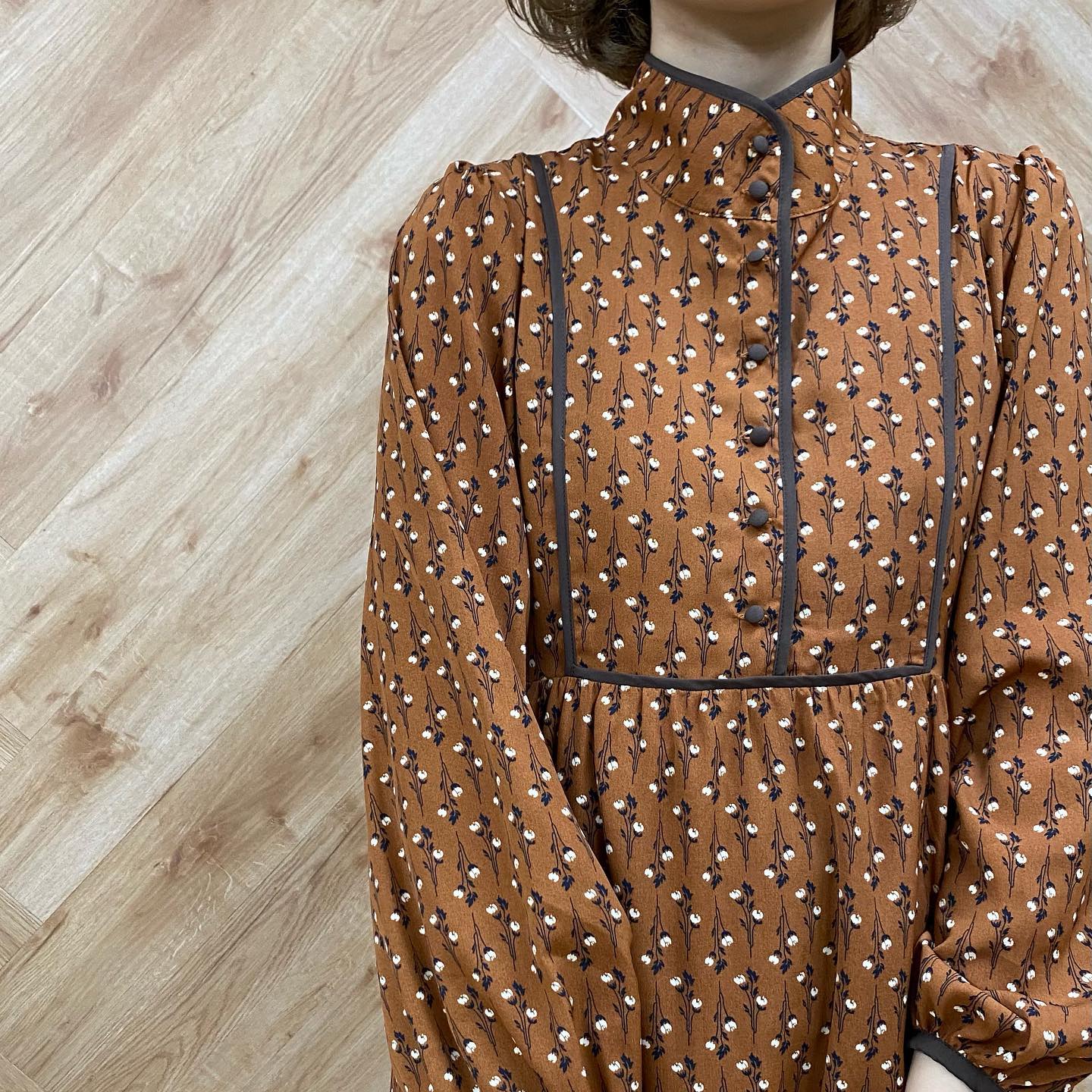 .【new arrival】﻿﻿﻿?RF037522T003 ｽﾀﾝﾄﾞﾈｯｸﾊﾟｲﾋﾟﾝｸﾞOP▷¥3,900+tax﻿(店舗今週入荷.オンライン近日入荷予定)﻿﻿∥color∥﻿ white / orenge / black#retrogirl_ootd#レトロガール#レトロガールコーデ#トレンドファッション#プチプラコーデ#パイピング #パイピングワンピ #ワンピ#ワンピコーデ #スタンドネック#ドット柄 #花柄#秋コーデ レトロガールアナザー・リブラ アリオ 西新井店@3iiiuuu8  もっちー　157㎝