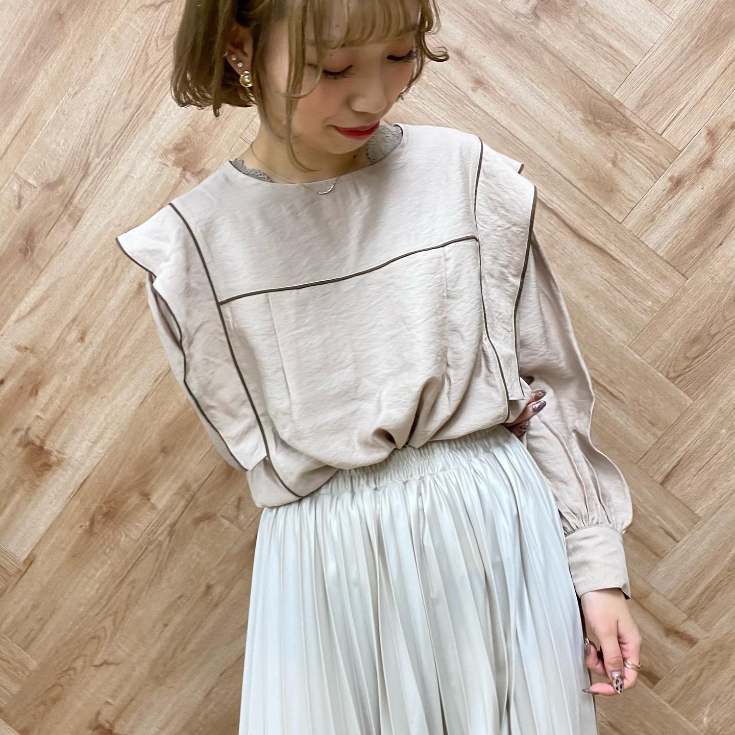 .【new arrival】﻿﻿﻿?RW037523T001BﾘﾎﾞﾝﾊﾟｲﾋﾟﾝｸﾞBL▷¥2,900+tax﻿∥color∥﻿ red / L brown / D brown(店舗今週入荷.オンライン近日入荷予定)ﾄﾚﾝﾄﾞのﾊﾟｲﾋﾟﾝｸﾞがたっぷり入ったﾌﾞﾗｳｽ肩の切替も今年らしいﾃﾞｻﾞｲﾝでﾃﾞｻﾞｲﾝまんさいのためﾎﾞﾄﾑはｼﾝﾌﾟﾙに ﻿#retrogirl_ootd#レトロガール#レトロガールコーデ#トレンドファッション#プチプラコーデ#パイピング #パイピングブラウス#プリーツ #プリーツスカート#秋コーデレトロガールアナザー・リブラ アリオ 西新井店@3iiiuuu8  もっちー　157㎝