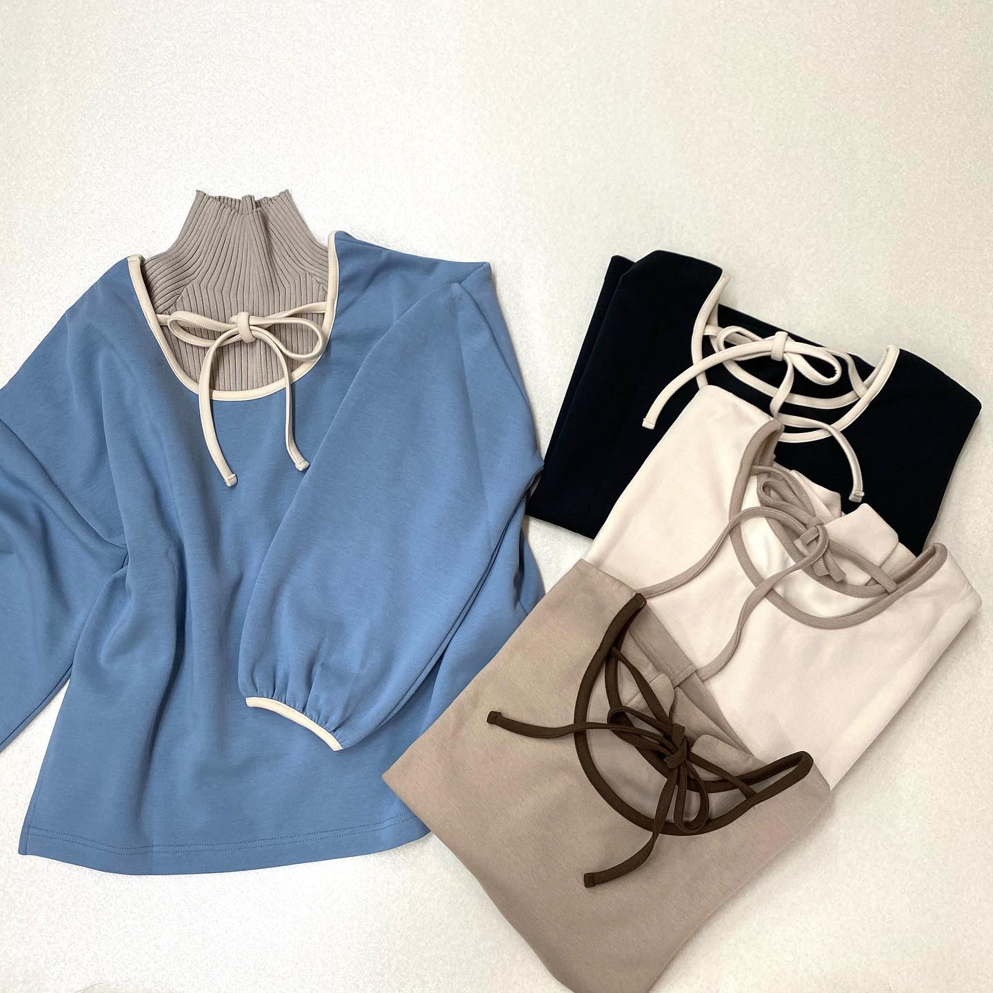 .【new arrival】﻿﻿﻿?RW037523T001BﾘﾎﾞﾝﾊﾟｲﾋﾟﾝｸﾞBL▷¥2,900+tax﻿∥color∥﻿ red / L brown / D brown(店舗今週入荷.オンライン近日入荷予定)ﾄﾚﾝﾄﾞのﾊﾟｲﾋﾟﾝｸﾞのﾊﾞｯｸﾘﾎﾞﾝがかわいいﾌﾟﾙｵｰﾊﾞｰﾀｲﾌﾟのﾄｯﾌﾟｽ ﻿#retrogirl_ootd#レトロガール#レトロガールコーデ#トレンドファッション#プチプラコーデ#パイピング #バックリボン#ブルー #ハイネックニット #秋コーデ