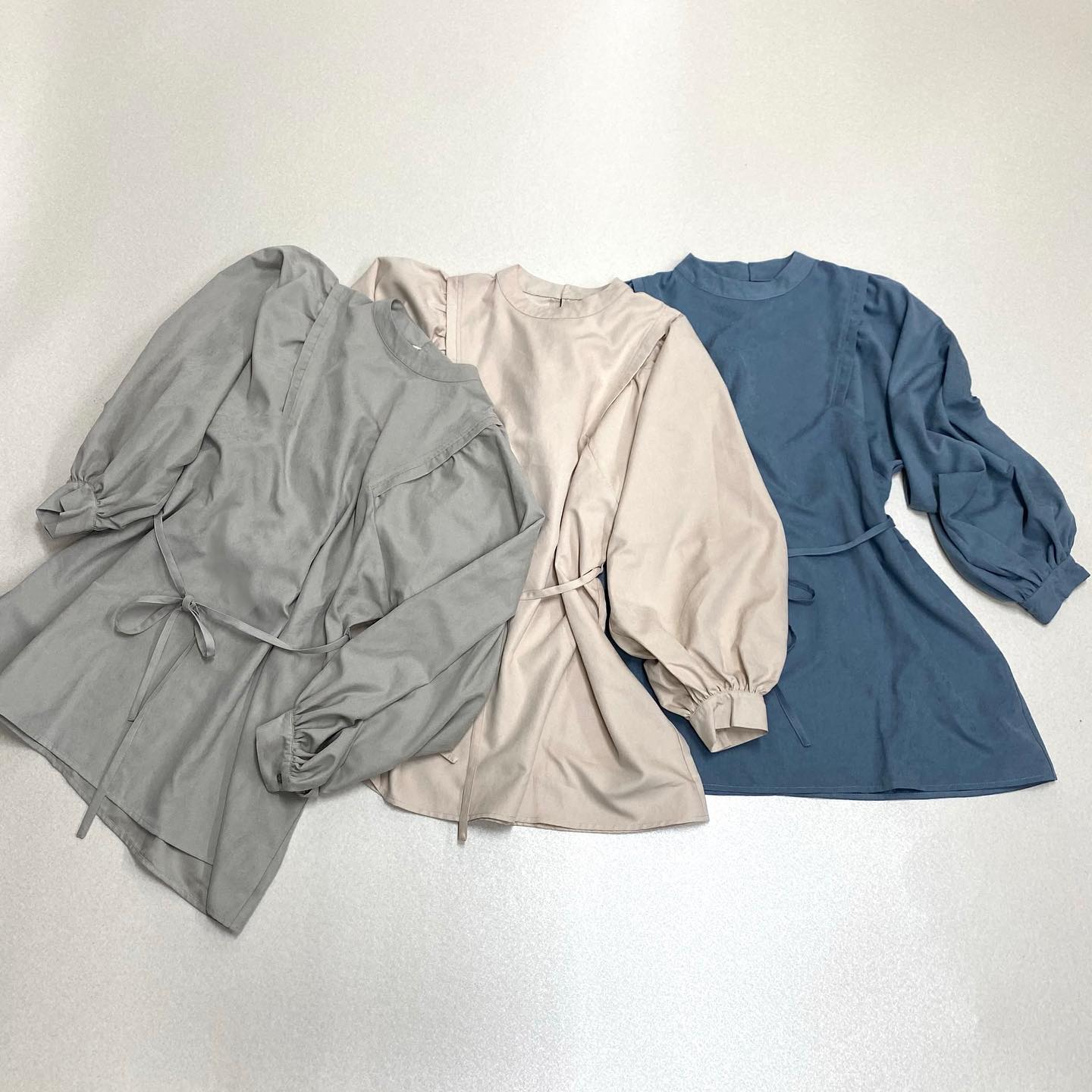 .【new arrival】﻿﻿﻿?RF037522T002 袖ﾎﾞﾘｭｰﾑﾁｭﾆｯｸOP▷¥2,900+tax﻿(店舗今週入荷.オンライン近日入荷予定)﻿﻿∥color∥﻿ écru / L beige / blue肩の切替が今年らしいﾃﾞｻﾞｲﾝでﾁｭﾆｯｸ丈にはｾﾐﾌﾚｱﾊﾟﾝﾂやﾛﾝｸﾞﾌﾞｰﾂとの合わせがﾏｽﾄです﻿#retrogirl_ootd#レトロガール#レトロガールコーデ#トレンドファッション#プチプラコーデ#袖ボリューム #袖ボリュームブラウス#チュニック #チュニックワンピ#ロングブーツ #ノーカラーコート#冬コーデ #デートコーデ ﾌﾞｰﾂ.ﾊﾞｯｸﾞ:coming soon...