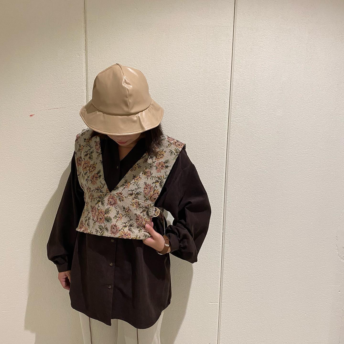 .【new arrival】﻿﻿﻿?RW056223T001 ｺﾞﾌﾞﾗﾝﾋﾞｽﾁｪ▷¥2,300+tax﻿(店舗入荷中.オンライン近日入荷予定)﻿﻿∥color∥﻿ white / brown / black∥staff∥159㎝天王寺ミオ店秋から人気のﾋﾞｽﾁｪがより厚手になって冬仕様に高級感のある生地感で冬ｺｰﾃﾞのｱｸｾﾝﾄに#retrogirl_ootd#レトロガール#レトロガールコーデ#トレンドファッション#プチプラコーデ#ビスチェ #ビスチェコーデ#ゴブラン柄 #ゴブランビスチェ #花柄#コーデュロイシャツ #バケットハット #秋コーデ #冬コーデ