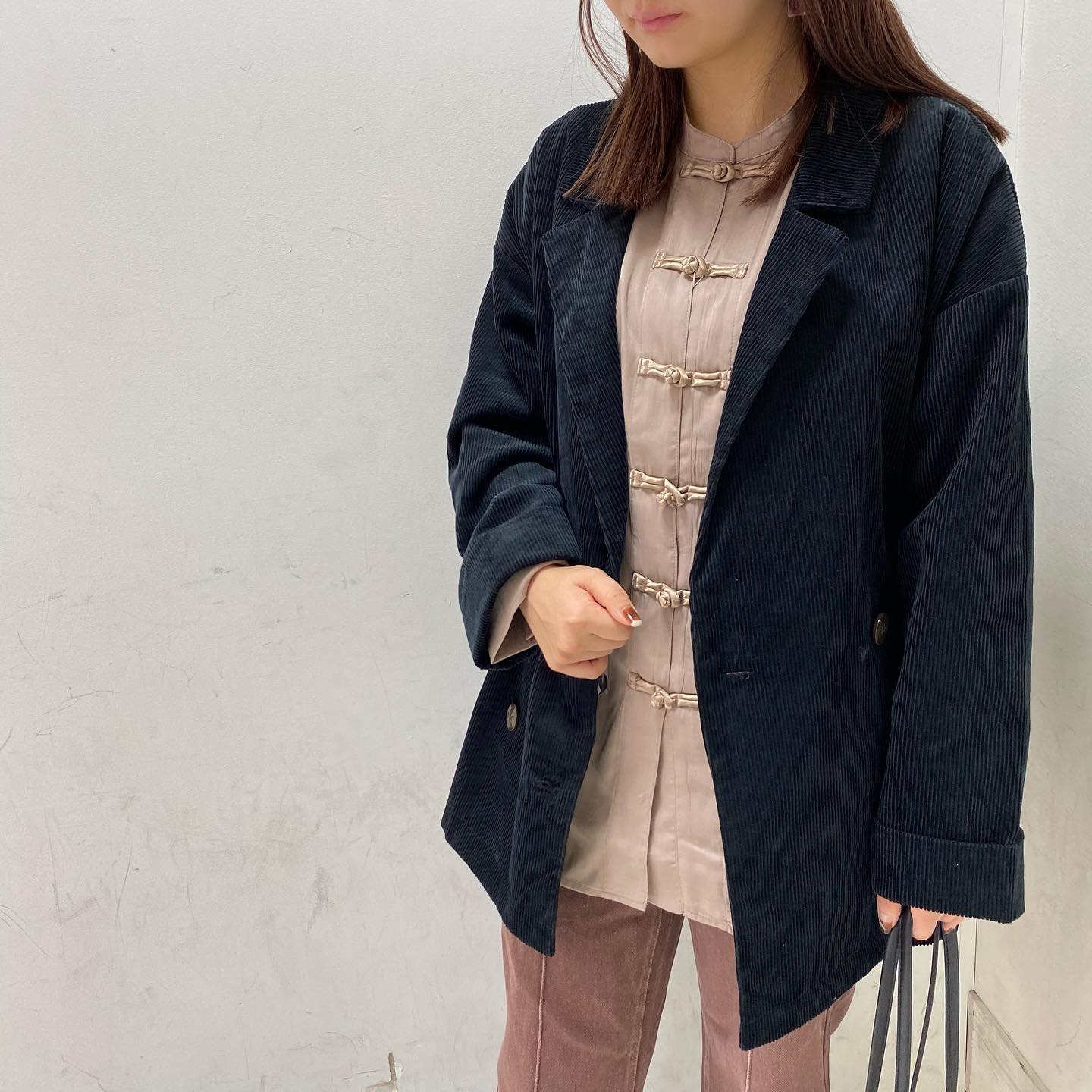.【new arrival】﻿﻿﻿? RF019423T002 ﾁｬｲﾅBIGｼｬﾂ▷¥3,500+tax﻿(一部店舗入荷中)∥color∥﻿ ivory / grey / black ∥staff∥153㎝@retrogallery_passe ﻿ﾄﾚﾝﾄﾞのﾁｬｲﾅﾎﾞﾀﾝﾍﾞｰｼｯｸｶﾗｰで普段着しやすいﾃﾞｻﾞｲﾝさらっとした生地感で重ね着しやすいです #retrogirl_ootd#レトロガール#レトロガールコーデ#トレンドファッション#プチプラコーデ#チャイナ #チャイナボタン #チャイナボタンシャツ#センターステッチ #デニム #デニムパンツ#ラバーソール#秋コーデ #冬コーデ
