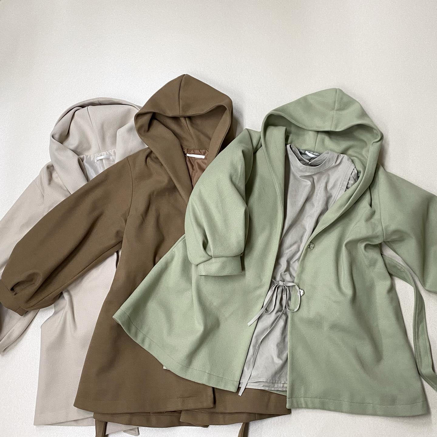 .【new arrival】﻿﻿? RW056621G001 袖ﾎﾞﾘｭｰﾑFｳｰﾙｺｰﾄ▷¥4,900+tax﻿ ∥color∥﻿écru / brown / greenｶﾞｰﾘｰ派におすすめのｱｳﾀｰﾄﾚﾝﾄﾞのﾁｭﾆｯｸ丈との相性も良く大きい襟やﾌｰﾄﾞで小顔効果もﾜﾝﾄｰﾝｺｰﾃﾞで大人っぽく#retrogirl_ootd#レトロガール#レトロガールコーデ#袖ボリューム #袖ボリュームコート#ウールコート #フードアウター#チュニック #チュニックブラウス#冬コーデ #デートコーデ #ワントーンコーデ