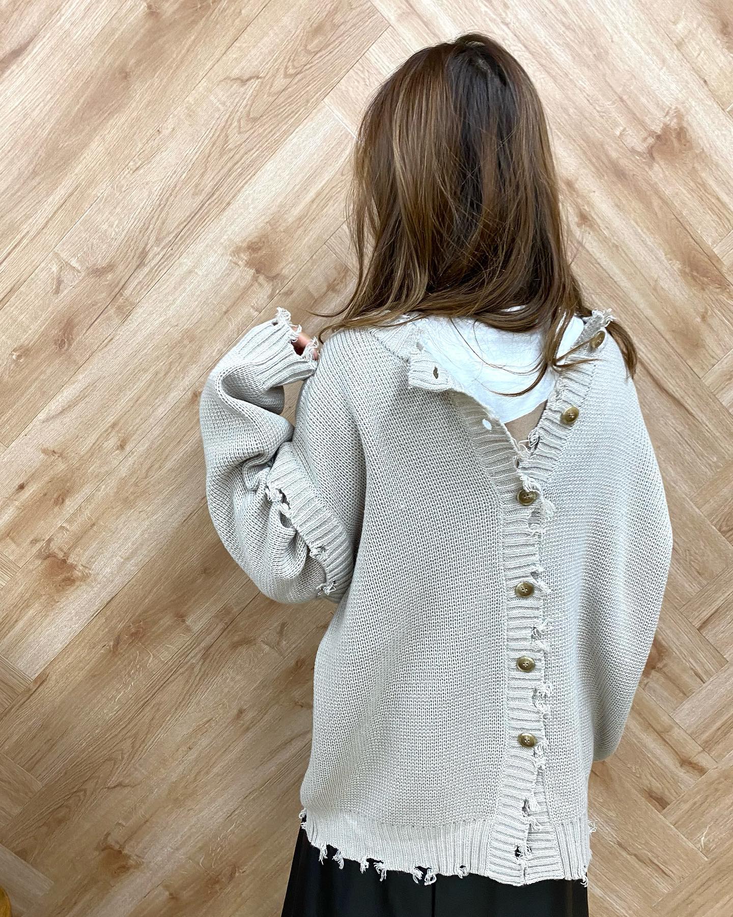 .【new arrival】﻿﻿﻿?RW080012B005 2WAYﾀﾞﾒｰｼﾞﾆｯﾄ▷¥2,900+tax﻿(店舗今週入荷.オンライン近日入荷予定)﻿﻿∥color∥﻿ white / L grey / purple / black前後どちらでも着用可能のﾄﾚﾝﾄﾞのﾀﾞﾒｰｼﾞｶｰﾃﾞﾎﾞﾀﾝを外してﾛｺﾞを見せてどこよりもﾌﾟﾁﾌﾟﾗの一押しｶｰﾃﾞ︎﻿#retrogirl_ootd#レトロガール #レトロガールコーデ#トレンドファッション #プチプラコーデ#ダメージ #ダメージニット #ダメージカーデ#カーデ #カーディガン #2WAY#エコレザー #レザースカート#秋コーデレトロガール　ルミネ立川店@harmy_fashions はなみ　161㎝