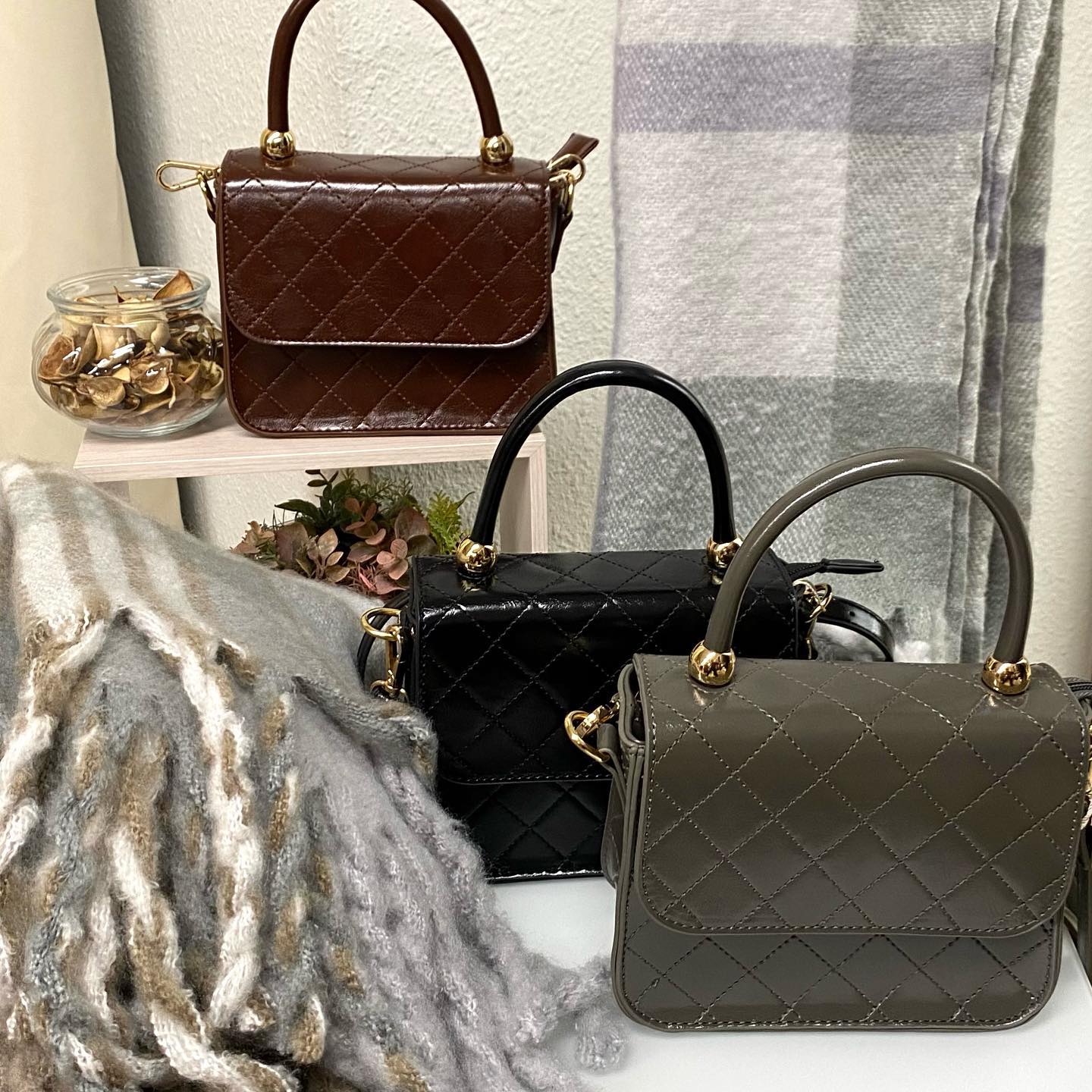 .【new arrival】﻿﻿﻿🏷 RW080043G001 ｷﾙﾃｨﾝｸﾞﾊﾝﾄﾞﾙbag▷¥2,500+tax﻿(店舗今週入荷.オンライン近日入荷予定)﻿∥color∥﻿ D brown / D grey / black ﻿前回人気だった形のｷﾙﾃｨﾝｸﾞVerｶﾞｰﾘｰ派はもちろんﾜﾝﾎﾟｲﾝﾄにもなるｶﾗｰがｵｼｬﾚ #retrogirl_ootd#レトロガール#レトロガールコーデ#トレンドファッション#プチプラコーデ#キルティング #キルティングバッグ#ハンドバッグ #ショルダーバッグ#マフラー #ストール#秋コーデ #冬コーデ