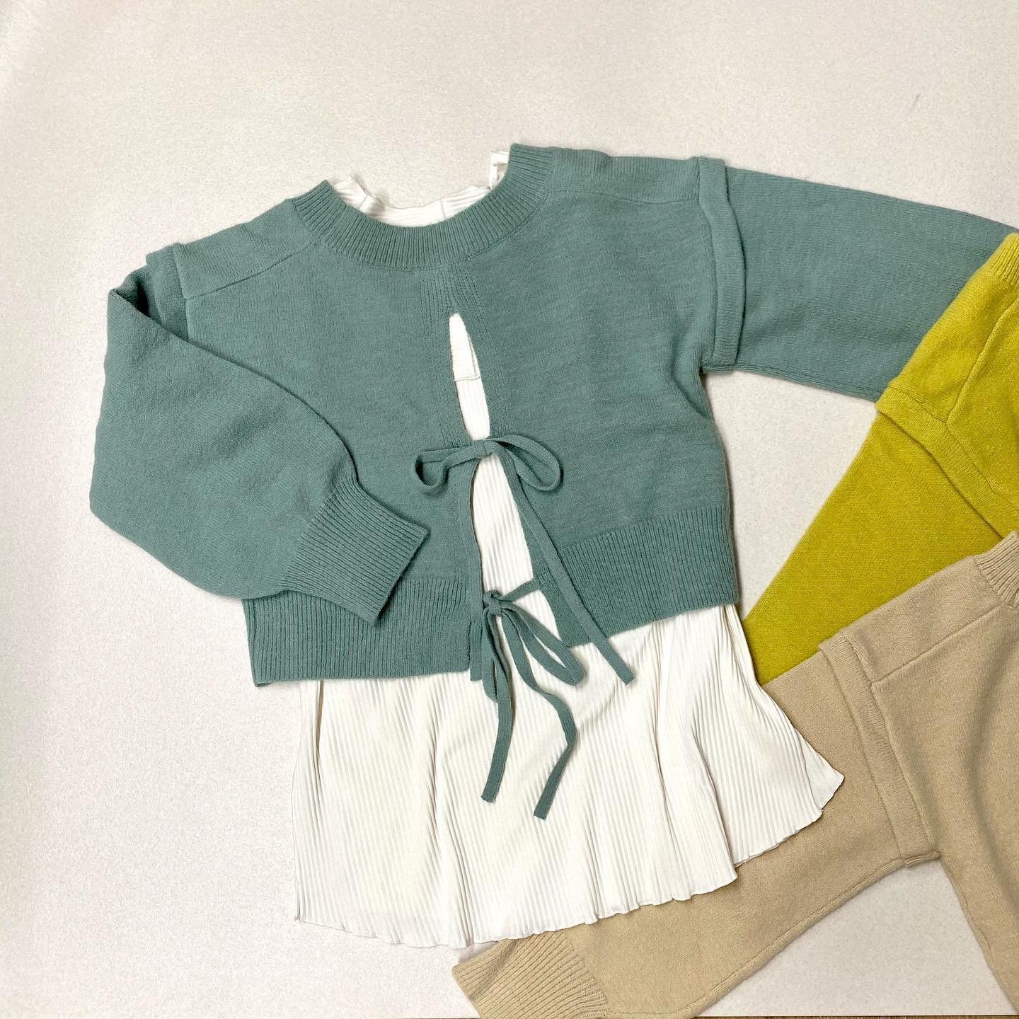 .【new arrival】﻿﻿﻿🏷RP156412T001 ﾊﾞｯｸﾘﾎﾞﾝ切替ﾆｯﾄ▷¥3,190（税込）﻿∥color∥﻿ beige / yellow / green ｼﾝﾌﾟﾙでﾓﾁﾓﾁ、ｶﾗﾊﾞﾘもかわいいﾆｯﾄ短丈でﾚｲﾔｰﾄﾞｺｰﾃﾞがおすすめｶﾗﾌﾙな一枚で一足先に春気分を#retrogirl_ootd#レトロガール#レトロガールコーデ#トレンドファッション#プチプラコーデ#カラフル #カラフルニット#グリーン #ライムイエロー#バックリボン