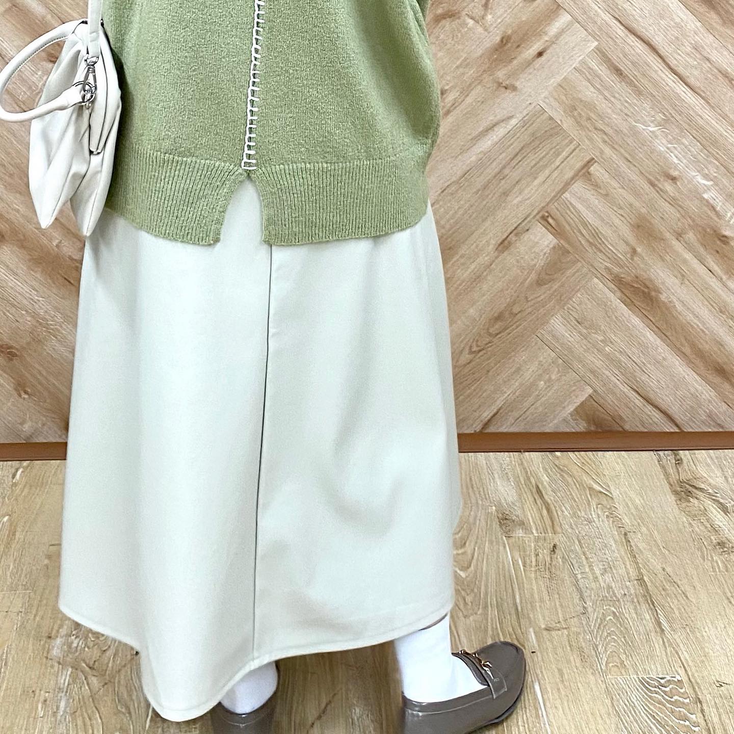 .【new color】? RW056931N001  Fﾚｻﾞｰｽｶｰﾄ▷￥3,190（税込） (店頭.オンライン入荷中)∥color∥﻿ white   brown / blackも追加入荷∥staff∥ 157㎝#retrogirl_ootd#レトロガール#レトロガールコーデ#トレンドファッション#プチプラコーデ　#レザースカート #フレアスカート#新色 #ホワイト#ステッチニット