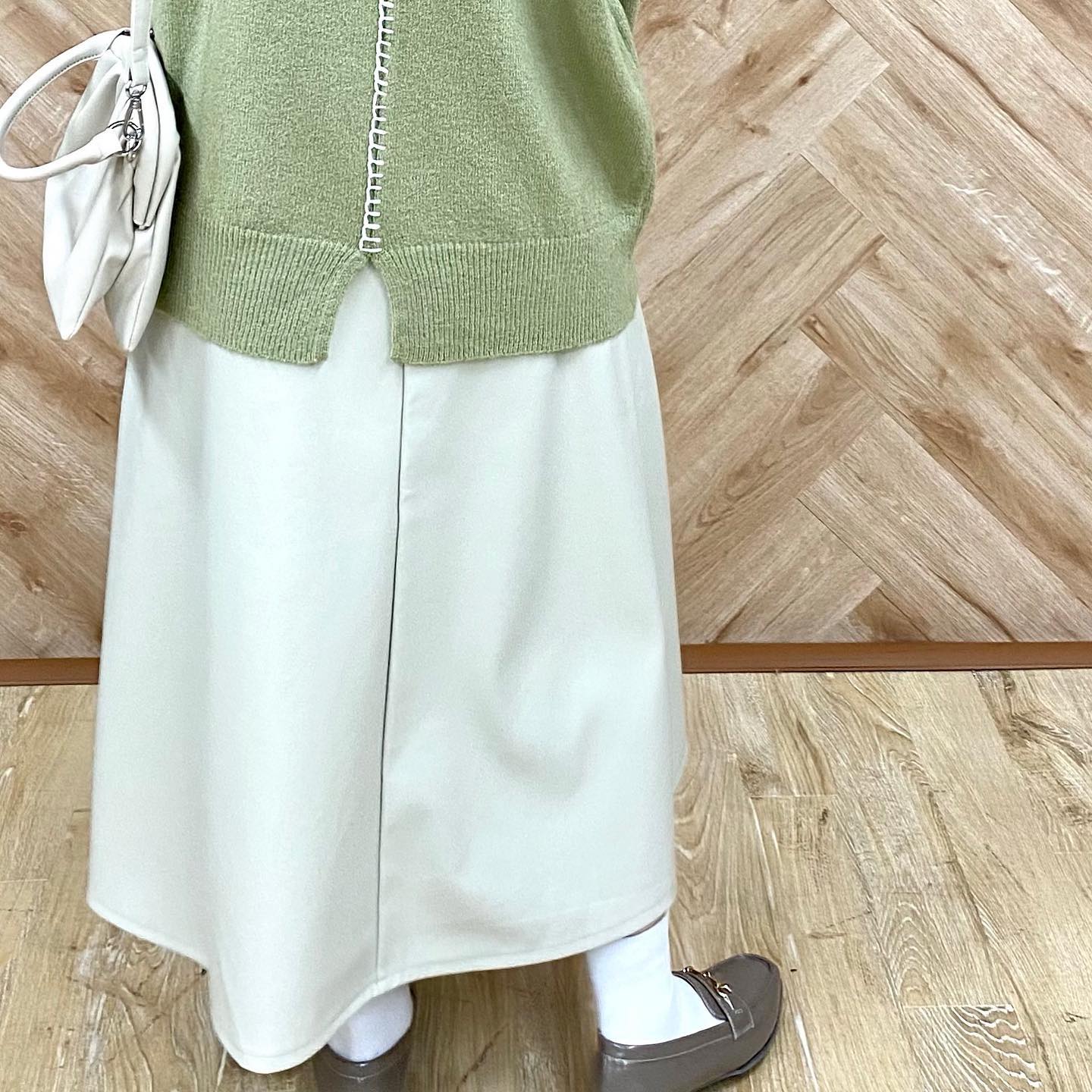 .【new color】🏷 RW056931N001  Fﾚｻﾞｰｽｶｰﾄ▷￥3,190（税込） (店頭.オンライン入荷中)∥color∥﻿ white   brown / blackも追加入荷∥staff∥ 157㎝#retrogirl_ootd#レトロガール#レトロガールコーデ#トレンドファッション#プチプラコーデ　#レザースカート #フレアスカート#新色 #ホワイト#ステッチニット