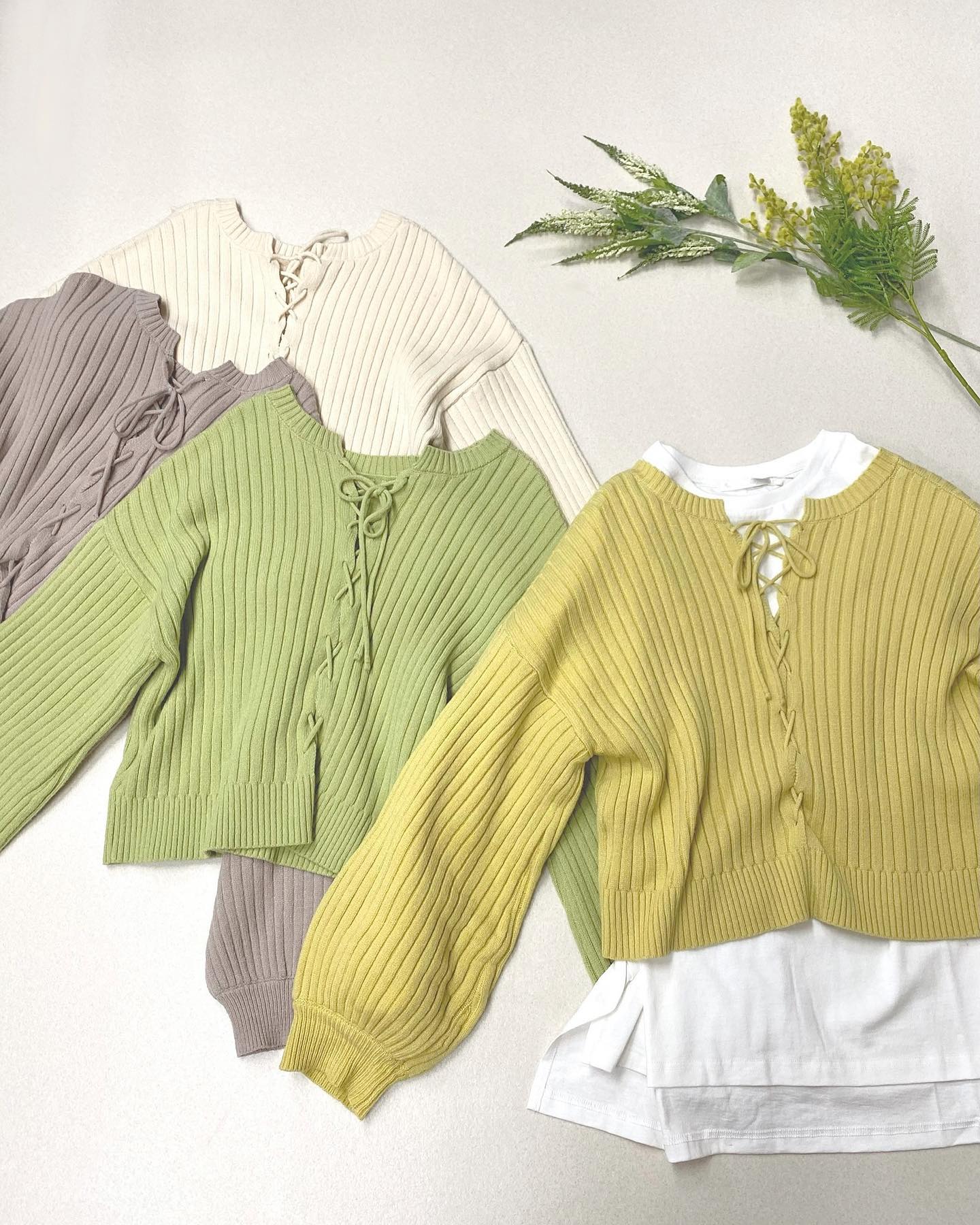 .【new arrival】﻿﻿﻿?RU080012T001 ﾓﾁﾓﾁﾚｰｽUP2WAYﾆｯﾄ▷¥2,530(税込)(店舗今週入荷.オンライン予約受付中)﻿∥color∥﻿ white / L grey / yellow / green前後どちらでも着られる肌触りがきもちいい春ﾆｯﾄ﻿#retrogirl_ootd#レトロガール #レトロガールコーデ#トレンドファッション #プチプラコーデ#モチモチニット #2WAY #2wayニット #春カラー #春ニット