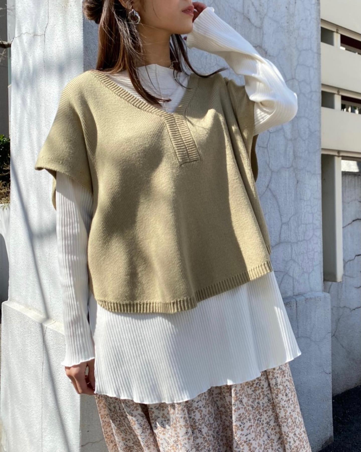 .【New arrival】? RM180012T001ﾆｯﾄｶﾌﾀﾝﾍﾞｽﾄ¥2,750(税込)（店舗今週入荷、オンライン近日入荷）∥color∥ green / white / grey首のﾃﾞｻﾞｲﾝが今年らしいﾆｯﾄﾍﾞｽﾄゆったり着られてﾗﾌｺｰﾃﾞに#retrogirl_ootd#レトロガール#レトロガールコーデ#トレンドファッション#プチプラコーデ#ラフコーデ #ビッグシルエット #ニットベスト #ベスト #ベストコーデ #レイヤード #レイヤードコーデ #柄スカート #スカートコーデ