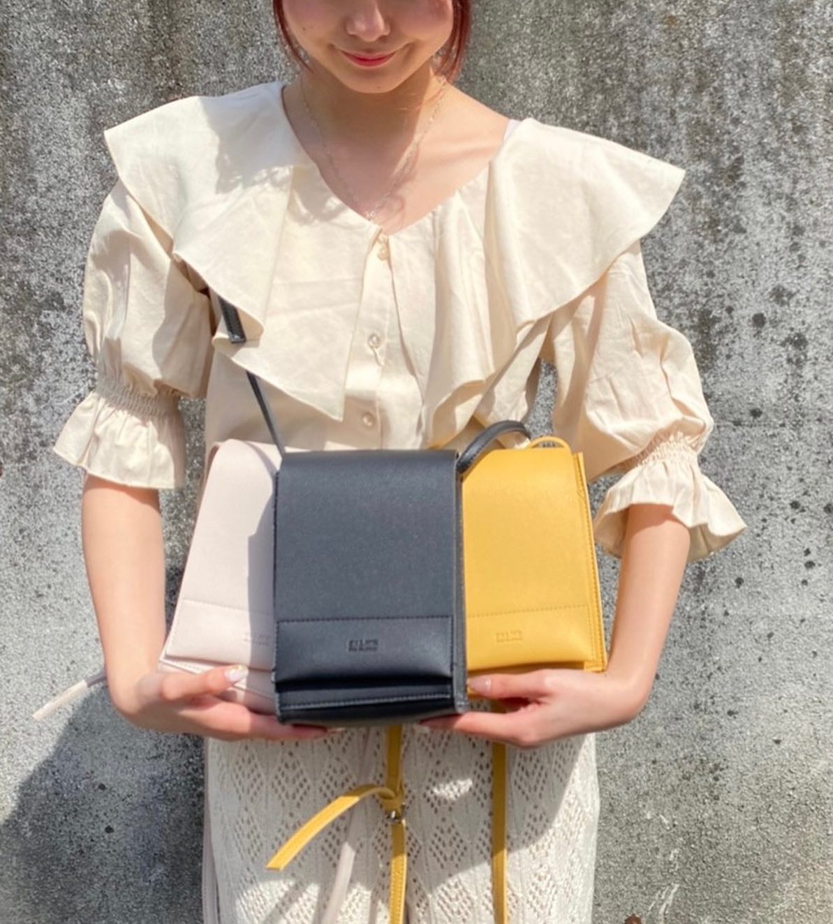 .【new arrival】﻿﻿﻿? RM142543B001型押しﾛｺﾞﾐﾆｼｮﾙﾀﾞｰ▷¥2,750(税込)(店舗入荷.オンライン近日入荷) ﻿∥color∥﻿ white / yellow / blackちょうどいいサイズ感でしかもうち外ポケット付で使いやすさもgood！#retrogirl_ootd#レトロガール#レトロガールコーデ#トレンドファッション#プチプラコーデ#ミニショルダー #ショルダー #ショルダーバッグ #イエロー #フリルブラウス