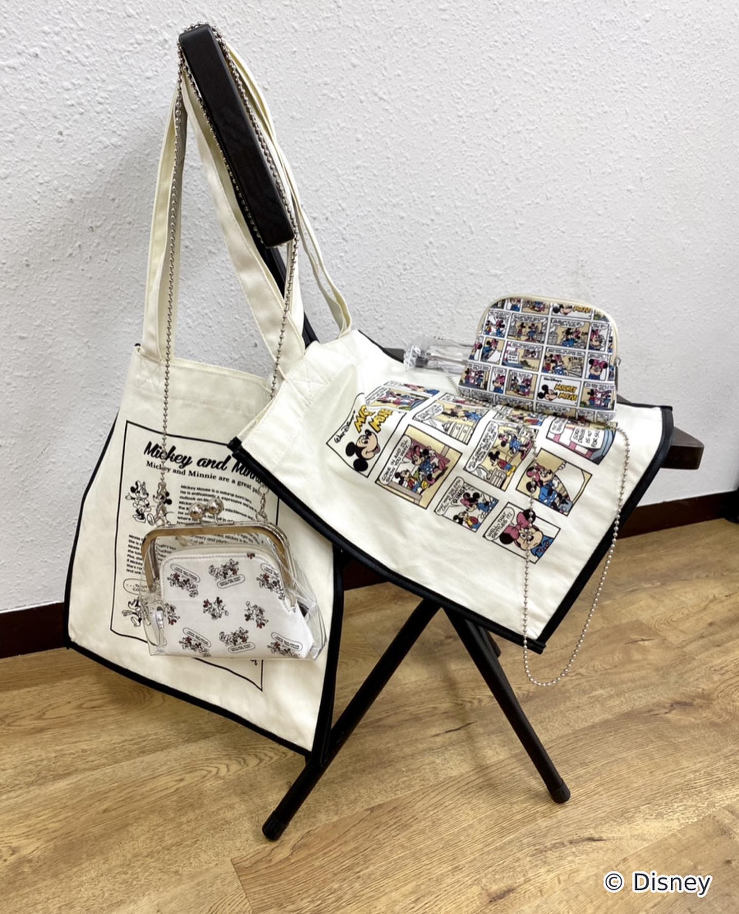 【New arrival】?RE152443T001〈Disney〉パイピングトート¥2090(税込)?RE152443G001〈Disney〉ガマグチショルダー∥color∥ multi A / multi Bルミネエスト店先行発売だったディズニーアイテム！今週から全国のレトロガール、オンラインにも入荷します。　　　　　　　　　　　　デイリー使いできるトートバッグはパイピングにレザー使いで秋冬まで使用可能、ガマグチショルダーも夏らしいクリア素材で透けて見えるミッキーたちがかわいい♡別々に単品使いもできるためポーチもメイク道具入れなどに多数活用できちゃいます！投入店舗についてはコメントをご覧ください。#retrogirl_ootd#レトロガール#レトロガールコーデ#トレンドファッション#プチプラコーデ　　　　　　　　　　　　　　　　　　　　　　　　　　　　　　　　　　　　　　　　　　　　　　　　　　　　　　　　　　　#Disney #ディズニー #mickey #minnie #ミッキー #ミニー 　　　　　　　　　　#トートバッグ　#パイピング #通学バック #通学バックコーデ #トートバッグコーデ #ガマグチショルダー #ガマグチバック #PVC #チェーンバック #ポーチ付き #メイクポーチ