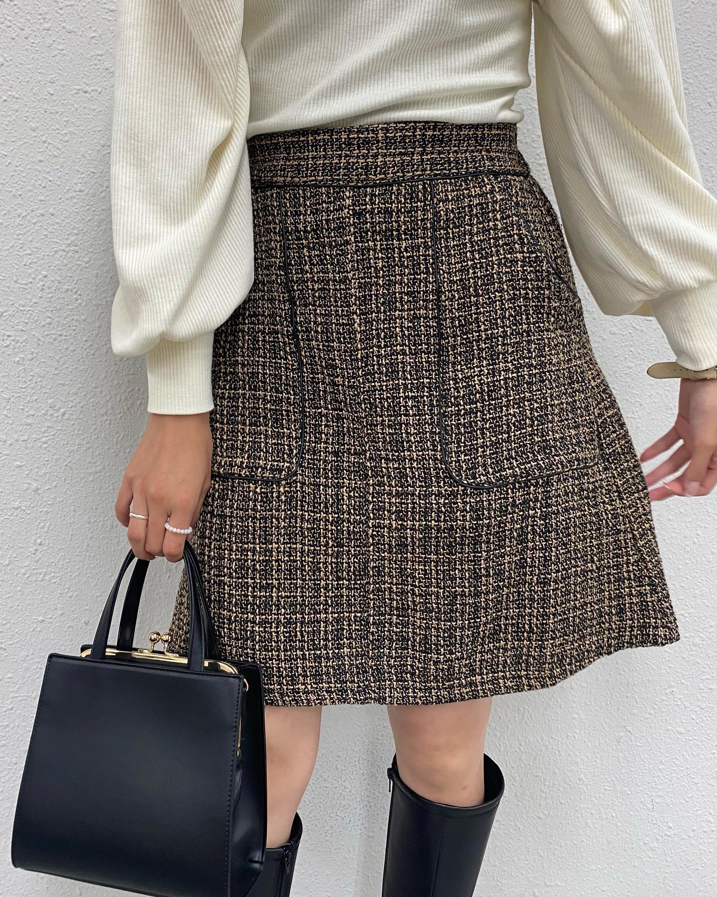 【New arrival】? RF156131B001  ﾂｲｰﾄﾞﾐﾃﾞｨｽｶｰﾄ▷¥2,530(税込)(店舗今週入荷.オンライン近日入荷) ∥color∥ black / brownﾂｲｰﾄﾞ生地で秋見えするｱｲﾃﾑ間違いなし！今の時期から冬まで着用出来るｱｲﾃﾑです#retrogirl_ootd#レトロガール#レトロガールコーデ#トレンドファッション#プチプラコーデ#秋カラー #秋コーデ #2021aw#ツイードスカート　#ロングブーツ