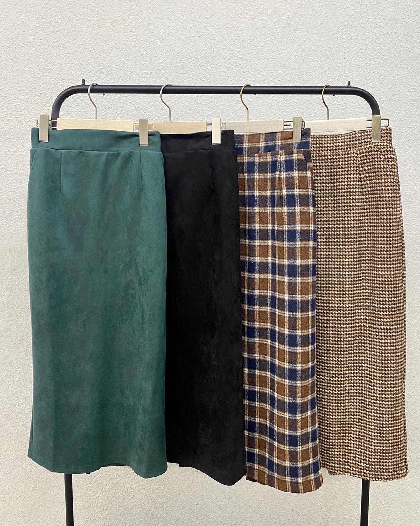 【New arrival】? RW137531B003ｽﾘｯﾄﾅﾛｰｽｶｰﾄ▷¥3,190(税込)(店舗.オンライン入荷中) ∥color∥green / black / check brown / check black#retrogirl_ootd#レトロガール#レトロガールコーデ#トレンドファッション#プチプラコーデ#冬カラー #冬コーデ #2021awfsfair#ナロースカート　#タイトスカート#スカート　#チェックスカート