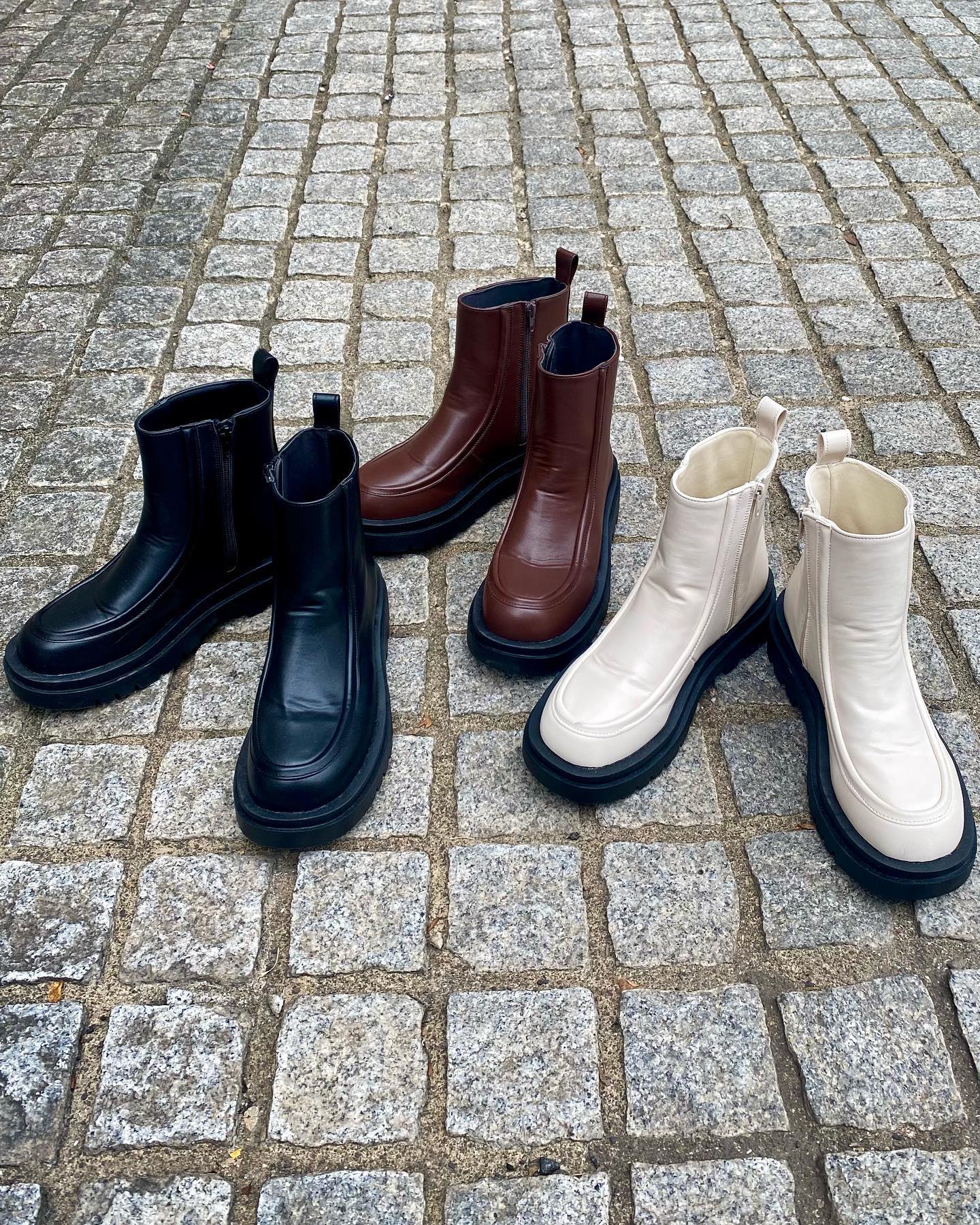 【New arrival】? RA255242N001ｽｸｴｱﾓｶﾌﾞｰﾂ▷¥3,850(税込)(店舗.ｵﾝﾗｲﾝ入荷中) ∥color∥white / brown / black#retrogirl_ootd#レトロガール#レトロガールコーデ#トレンドファッション#プチプラコーデ#冬カラー #冬コーデ #2021awfsfair#ショートブーツ　#ブーツ　#シューズ