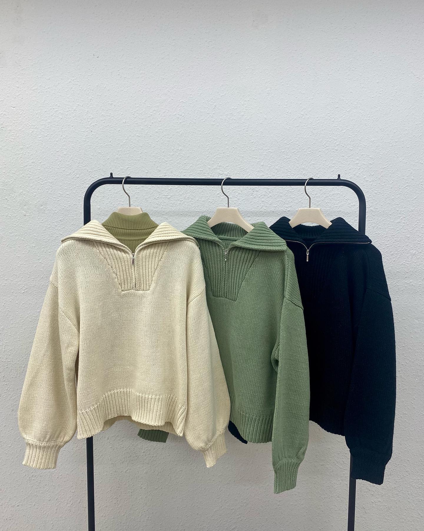 【New arrival】? RW180012B003ﾊｰﾌZIPﾆｯﾄ▷¥4,290(税込)(店舗入荷中.ｵﾝﾗｲﾝ近日入荷) ∥color∥white / green / black#retrogirl_ootd#レトロガール#レトロガールコーデ#トレンドファッション#プチプラコーデ #冬カラー　#ニット