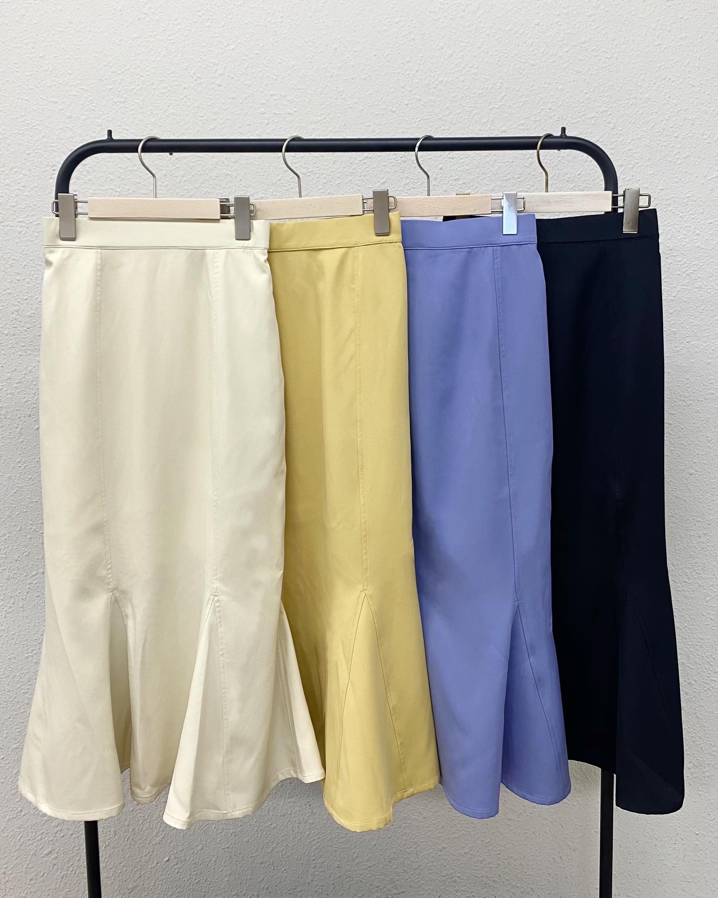 【New arrival】?RP256931T002ﾏｰﾒｲﾄﾞ裾ﾌﾚｱｽｶｰﾄ▷¥3,190（税込）(店舗入荷中.ｵﾝﾗｲﾝ近日入荷)∥color∥white / yellow / blue / black#retrogirl_ootd#レトロガール#レトロガールコーデ#トレンドファッション#プチプラコーデ #春カラー　#春コーデ　#マーメイドスカート　#スカート　#スカートコーデ