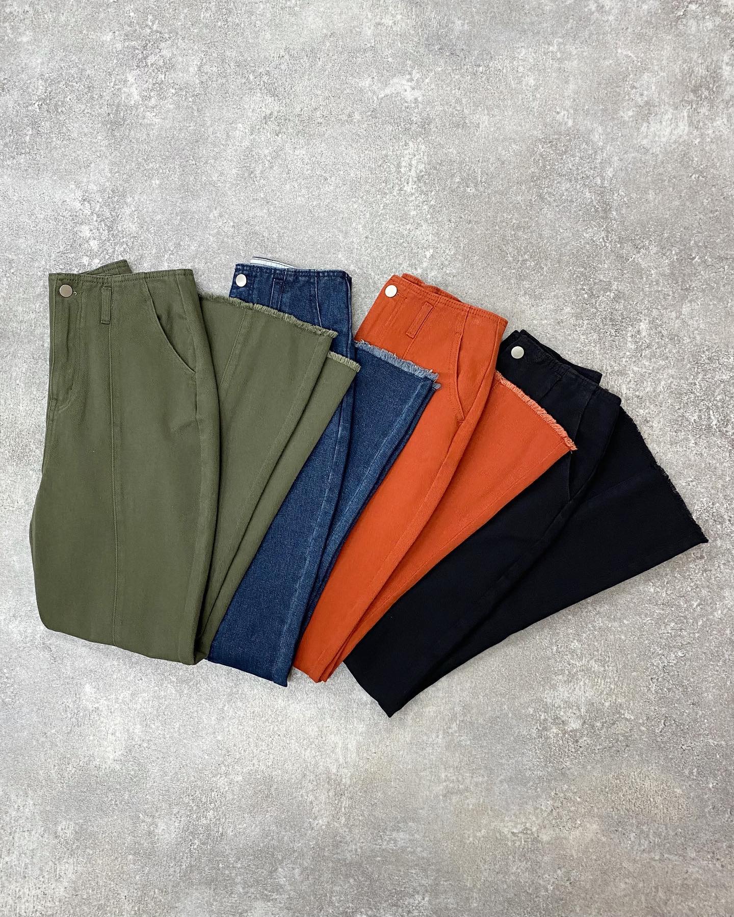 【new arrival】⁡?RA234832T012ｶﾗｰﾂｲﾙﾌﾚｱﾊﾟﾝﾂ▷¥3,190(税込)(店舗入荷中.ｵﾝﾗｲﾝ近日入荷)green / red / blue / black#retrogirl_ootd #レトロガール #レトロガールコーデ #プチプラアイテム #プチプラファッション #プチプラコーデ  #秋アイテム　#秋カラー　#ツイルパンツ　#パンツ　#フレアパンツ　#パンツコーデ