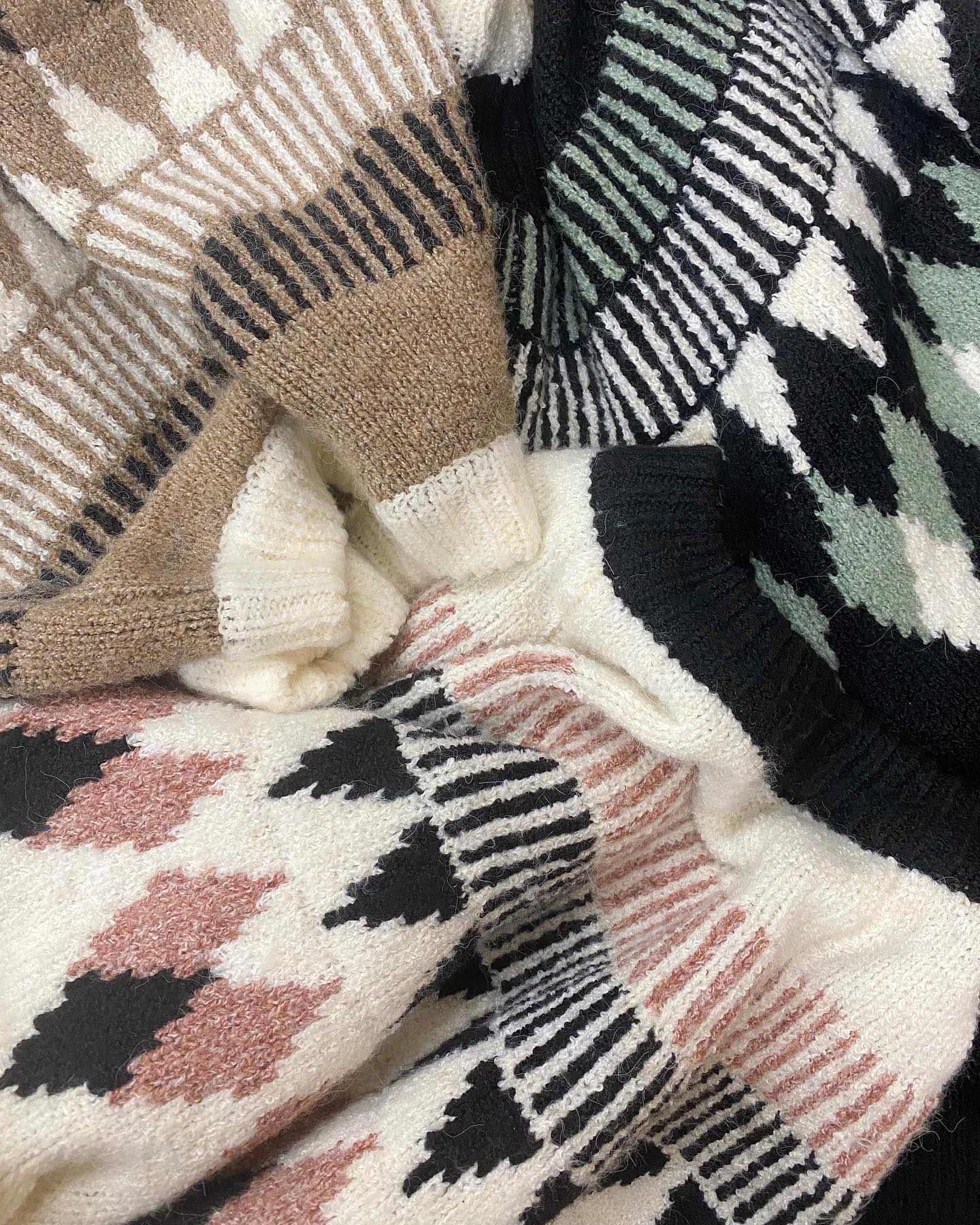 【 new arrival 】⁡⁡?️ RW280012T005求心柄ﾆｯﾄﾌﾟﾙｵｰﾊﾞｰ ¥4,290（税込）⁡white / brown / black⁡⁡（店舗今週入荷/ｵﾝﾗｲﾝ近日入荷）⁡⁡⁡⁡#retrogirl_ootd #レトロガール #レトロガールコーデ #プチプラアイテム #プチプラファッション #プチプラコーデ  #秋アイテム　#秋カラー　#冬アイテム#冬カラー　#求心柄　#ニット　#ニットプルオーバー #ニットコーデ