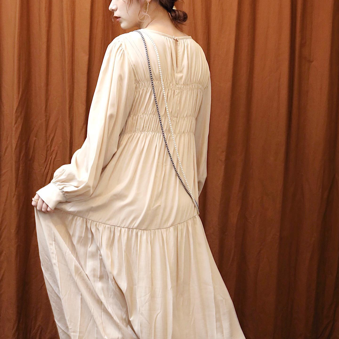 .﻿﻿﻿︎gathers dress﻿ ¥6,490﻿﻿﻿﻿﻿﻿﻿﻿#ur_melty #ユアメルティ﻿#ワンピース #ロングワンピース #ワンピ﻿#ギャザーワンピース #カラーワンピース﻿#春ワンピ #パールロングネックレス﻿#春コーデ #韓国ファッション #韓国風﻿#淡色アイテム #淡色女子 #淡色ファッション﻿#오오티디 #데일리룩 #패션 #패션스타그램 #옷스타그램﻿#일본패션 #유아멜티 #코디 #코디스타그램