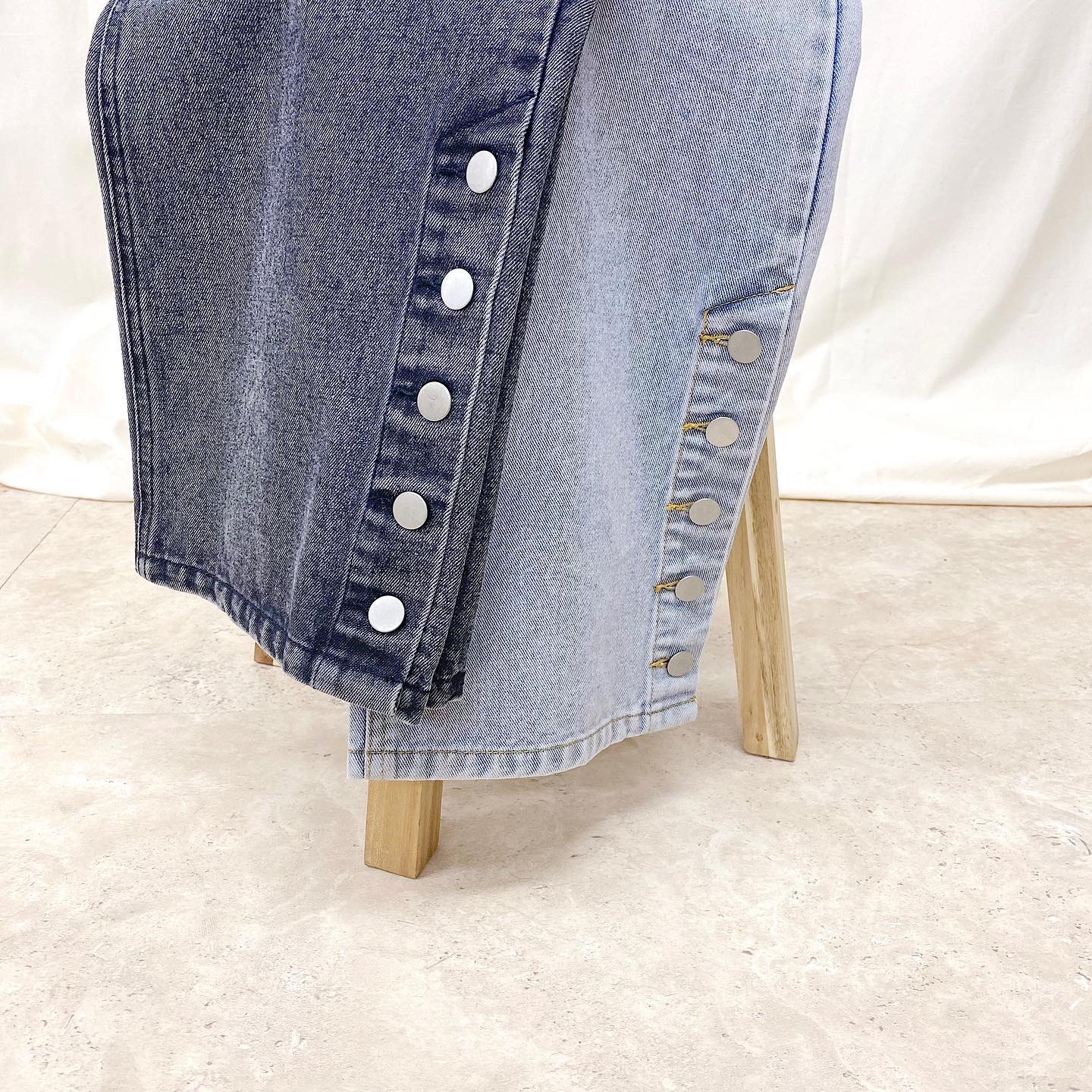 .﻿﻿﻿︎side button straight denim﻿ ¥4,950﻿﻿﻿coming soon...♡﻿﻿﻿﻿﻿﻿#ur_melty #ユアメルティ﻿#サイドボタンデニム #デザインデニム﻿#デニム #黒デニム #デニムコーデ﻿#春コーデ #韓国ファッション #韓国風﻿#오오티디 #데일리룩 #패션 #패션스타그램 #옷스타그램﻿#일본패션 #유아멜티 #코디 #코디스타그램