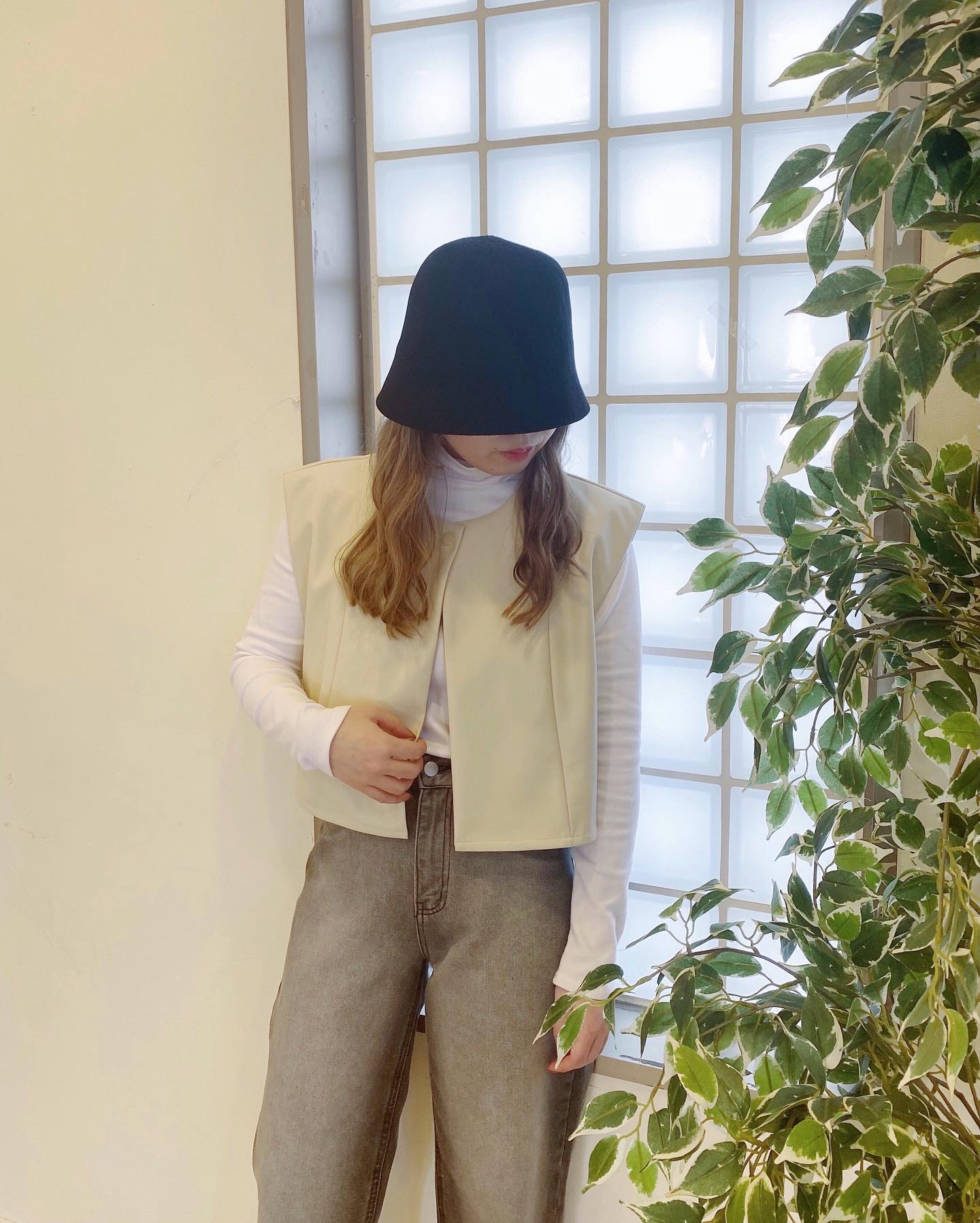 " new item "⁡︎リバーショートベスト ¥5,390⁡リバーシブルで違った雰囲気をお楽しみに頂けます♡⁡⁡取り扱い店舗に順次入荷しております。⁡オンラインは来週入荷予定です。お楽しみに♡⁡⁡⁡⁡⁡⁡⁡⁡#urmelty #ユアメルティ #ベスト #リバーシブルベスト #フェイクレザーベスト #ベストコーデ #リバーシブルベストコーデ #モノトーンコーデ #ブラウンコーデ #スカートコーデ  #デニムコーデ #デザインスカート #デザインデニム #ガーリーアイテム #春アイテム #春コーデ #韓国っぽ #韓国っぽコーデ #韓国ファッション #韓国風 #コリヨジャ #オトジョ #大人女子 #オトジョコーデ