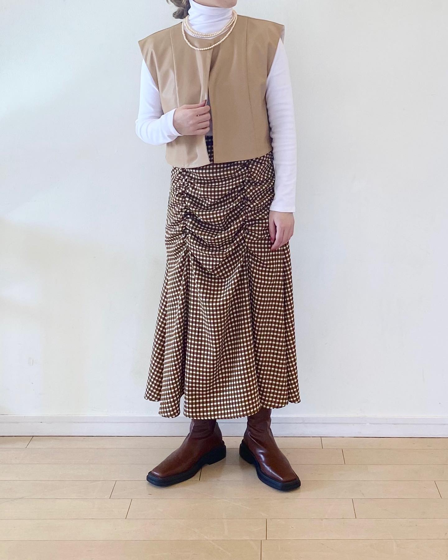 " hit item "⁡" 人気アイテムでブラウンコーデ? "⁡⁡︎リバーショートベスト ¥5,390⁡︎Wシャーリングスカート ¥4,290⁡⁡⁡取り扱い店舗、オンラインに入荷しております。ぜひお早めにご覧下さいませ。⁡⁡⁡⁡⁡⁡⁡⁡#urmelty #ユアメルティ #ベスト #リバーシブルベスト #フェイクレザーベスト #ベストコーデ #リバーシブルベストコーデ #ブラウンコーデ #スカートコーデ #ギンガムスカート #ギンガムコーデ #デザインスカート #シャーリングスカート #ガーリーアイテム #春アイテム #春コーデ #韓国っぽ #韓国っぽコーデ #韓国ファッション #韓国風 #コリヨジャ #オトジョ #大人女子 #オトジョコーデ