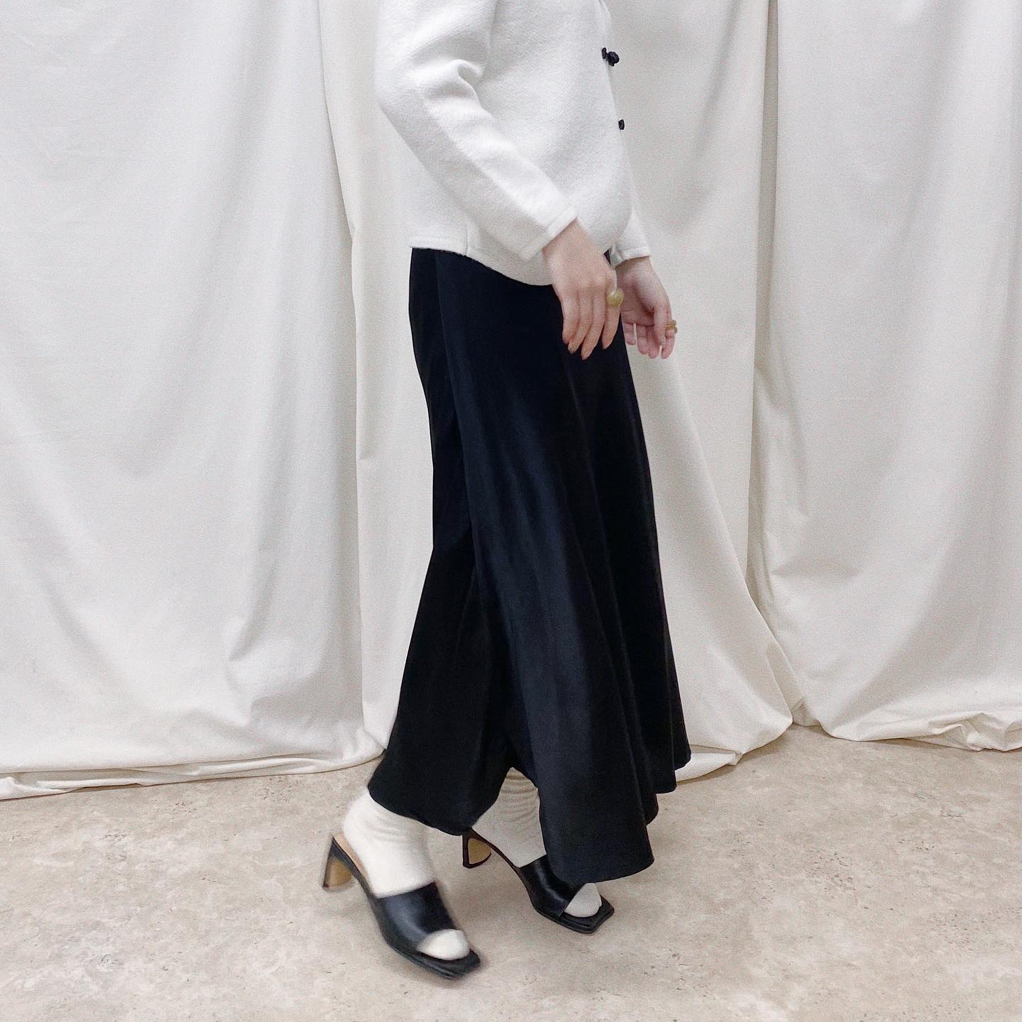 " pick item "⁡︎カラーフレアスカート ¥4,190⁡︎ループホックカーディガン ¥4,190⁡⁡モノトーンは万能アイテム♡♡⁡⁡ ⁡⁡⁡⁡⁡⁡⁡ #urmelty #ユアメルティ #スカート #フレアスカート #春スカート #カーディガン #デザインカーディガン  #スカートコーデ  #カーディガンコーデ #モノトーンコーデ #ニットコーデ #春ニットコーデ #ガーリーコーデ #ガーリーアイテム #カジュアルコーデ #カジュアルアイテム #春アイテム #春コーデ #ブラックコーデ #韓国っぽ #韓国っぽコーデ #韓国ファッション #韓国風 #コリヨジャ #オトジョ #大人女子 #オトジョコーデ