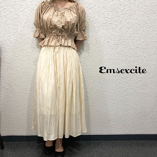 .シワが気にならないお洋服はお出かけにもピッタリ------------------------------------?EM956123A001スカラップレースブラウス¥2,500+tax.?EM918131A003ワッシャープリーツスカート¥2,900+tax.....@emsexciteをタグ付けでコーデや購入品を見せてね※タグ付けしてくれるとお知らせが来るので見つけやすいです^ ^いつも楽しみにしています....#エムズエキサイト #emsexcite #emsexcite好きと繋がりたい #お洒落さんと繋がりたい #プチプラ #プチプラコーデ #おしゃれさんと繋がりたい #スタイリスト #スタイリスト #雑誌 #モデル #撮影 #可愛い #大人ガーリー #大人カジュアル #着まわしコーデ #オフショル #レース #スカート
