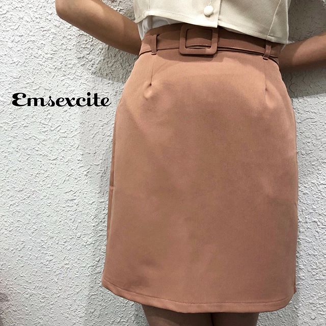 .どのトップスにも合わせやすいスカート------------------------------------?EM9S0231A011四角ベルト付タイトスカート¥2,300+tax......@emsexciteをタグ付けでコーデや購入品を見せてね※タグ付けしてくれるとお知らせが来るので見つけやすいです^ ^いつも楽しみにしています....#エムズエキサイト #emsexcite #emsexcite好きと繋がりたい #お洒落さんと繋がりたい #プチプラ #プチプラコーデ #おしゃれさんと繋がりたい #スタイリスト #スタイリスト #雑誌 #モデル #撮影 #可愛い #大人ガーリー #大人カジュアル #着まわしコーデ #ミニスカート #vintage