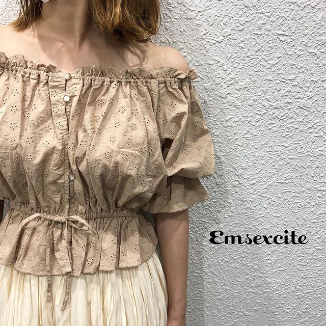 .オフショルにするのもおすすめ️シワが気にならないお洋服はお出かけにもピッタリ------------------------------------?EM956123A001スカラップレースブラウス¥2,500+tax.?EM918131A003ワッシャープリーツスカート¥2,900+tax.....@emsexciteをタグ付けでコーデや購入品を見せてね※タグ付けしてくれるとお知らせが来るので見つけやすいです^ ^いつも楽しみにしています....#エムズエキサイト #emsexcite #emsexcite好きと繋がりたい #お洒落さんと繋がりたい #プチプラ #プチプラコーデ #おしゃれさんと繋がりたい #スタイリスト #スタイリスト #雑誌 #モデル #撮影 #可愛い #大人ガーリー #大人カジュアル #着まわしコーデ #オフショル #レース #スカート
