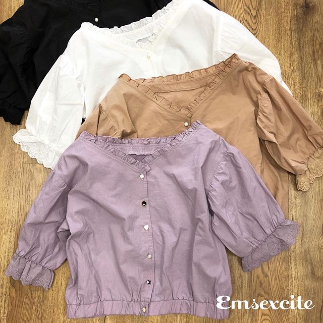 .半袖verカラバリ------------------------------------?EM9S0223B0042way色々釦半袖ブラウス¥2,500+tax.....@emsexciteをタグ付けでコーデや購入品を見せてね※タグ付けしてくれるとお知らせが来るので見つけやすいです^ ^いつも楽しみにしています....#エムズエキサイト #emsexcite #emsexcite好きと繋がりたい #お洒落さんと繋がりたい #プチプラ #プチプラコーデ #おしゃれさんと繋がりたい #スタイリスト #スタイリスト #雑誌 #モデル #撮影 #可愛い #大人ガーリー #大人カジュアル #着まわしコーデ #ブラウス #レース #フリル #夏コーデ