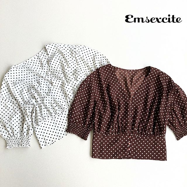 .Vネックがスッキリ綺麗めブラウス------------------------------------?EM937523B011アソートウエストボタンブラウス¥2,500+tax....@emsexciteをタグ付けでコーデや購入品を見せてね※タグ付けしてくれるとお知らせが来るので見つけやすいです^ ^いつも楽しみにしています....#エムズエキサイト #emsexcite #emsexcite好きと繋がりたい #お洒落さんと繋がりたい #プチプラ #プチプラコーデ #おしゃれさんと繋がりたい #スタイリスト #スタイリスト #雑誌 #モデル #撮影 #可愛い #大人ガーリー #大人カジュアル #着まわしコーデ #レース #フリル #秋コーデ #ブラウス 水玉 #ブラウンコーデ