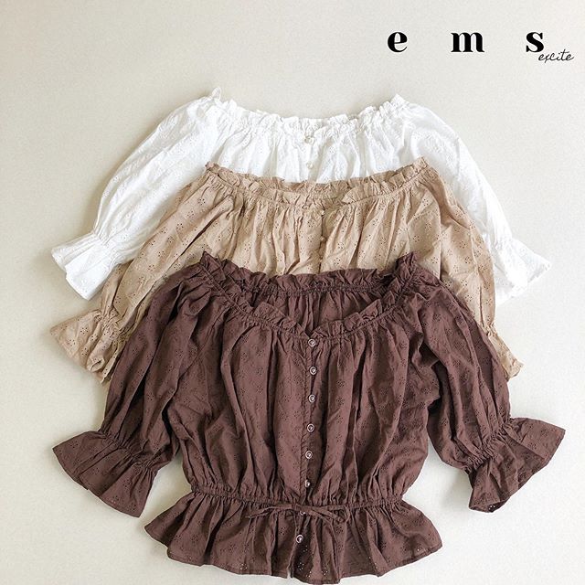 ﻿ブラウンカラーに夢中﻿------------------------------------﻿? EM956123B003﻿スカラップオフショルブラウス﻿¥2,500+tax﻿﻿﻿﻿﻿﻿@emsexciteをタグ付けで﻿コーデや購入品を見せてね﻿※タグ付けしてくれると﻿お知らせが来るので見つけやすいです^ ^﻿いつも楽しみにしています﻿﻿﻿﻿﻿﻿﻿﻿﻿#emsexcite #エムズエキサイト﻿#ems #エムズ #emsexcite好きと繋がりたい ﻿#お洒落さんと繋がりたい #プチプラ #プチプラコーデ #おしゃれさんと繋がりたい #スタイリスト  #雑誌 #モデル #撮影 #可愛い #ピンク #大人ガーリー #大人カジュアル #着まわしコーデ #レース #フリル #秋コーデ #ニット #autumn #ファッション #fashion #背中あき