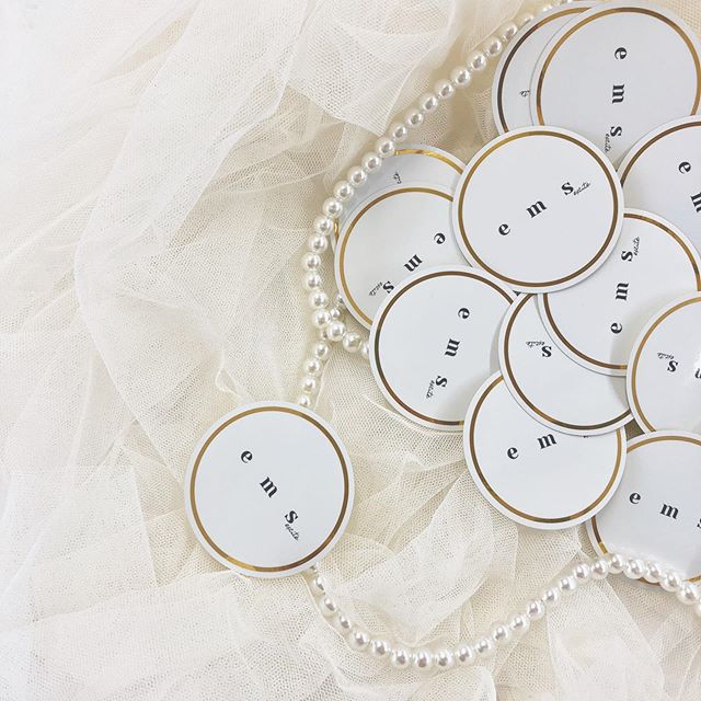 .︎original sticker︎﻿﻿﻿9/2(mon)〜店舗にてお買い上げのお客様に﻿オリジナルステッカーをプレゼント致します！﻿﻿ステッカーは10/1(tue)〜10/31(thu)﻿OFFチケットとして使用が可能です﻿﻿﻿﻿※なくなり次第終了﻿※レトロギャラリー等の複合ブランド取り扱い店舗では﻿どちらか一方のステッカーのみのご用意となります。﻿※OFFチケットとして、弊社取扱いブランド全店にて使用が可能です﻿﻿﻿﻿﻿﻿﻿﻿﻿﻿#emsexcite #エムズエキサイト﻿#ems #エムズ﻿#emsexcite好きと繋がりたい #お洒落さんと繋がりたい #プチプラ #プチプラコーデ #おしゃれさんと繋がりたい #スタイリスト #スタイリスト #雑誌 #モデル #撮影 #可愛い #大人ガーリー #大人カジュアル #着まわしコーデ #レース #フリル #秋コーデ