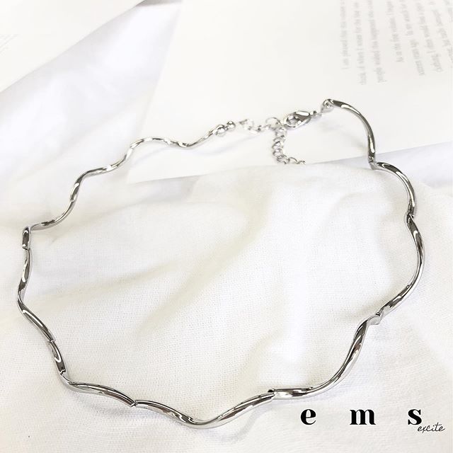 ﻿﻿うねうね~~~﻿------------------------------------﻿EF956544C010﻿ウェーブネックレス﻿500+tax﻿﻿﻿﻿﻿﻿﻿﻿﻿﻿﻿﻿﻿﻿﻿﻿﻿#emsexcite #エムズエキサイト﻿#ems #エムズ﻿#emsexcite好きと繋がりたい #お洒落さんと繋がりたい #プチプラ #プチプラコーデ #おしゃれさんと繋がりたい #スタイリスト #スタイリスト #雑誌 #モデル #撮影 #可愛い #量産型 #大人ガーリー #大人カジュアル #着まわしコーデ #レース #フリル #秋コーデ #着痩せ #チョーカー #なみなみネックレス